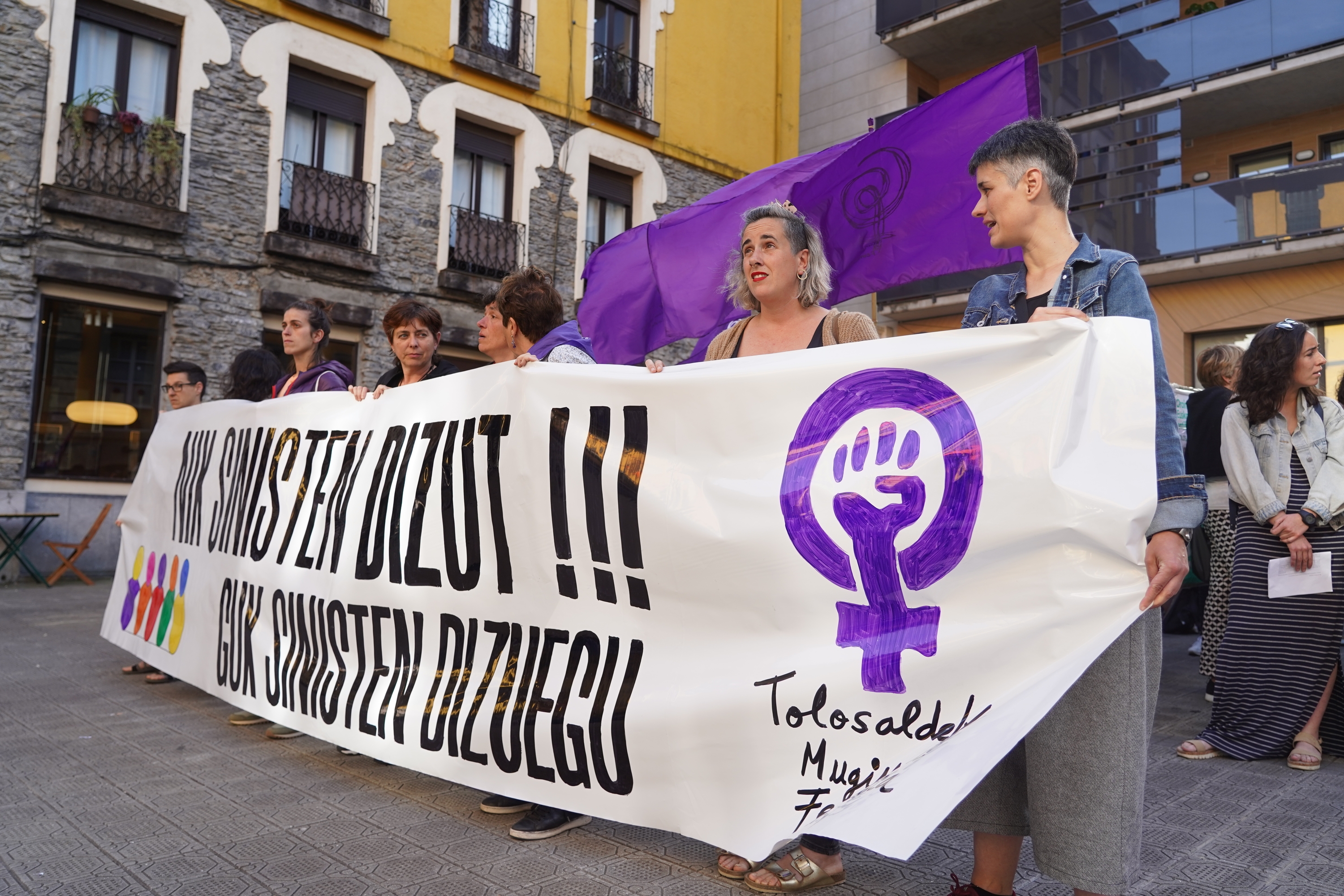 (ID_13930033) (Jon Urbe/@FOKU) 2024-05-28, Tolosa. Elkarretaratzea Tolosan osteopataren sexu erasoen biktima izan diren emakumeei b...