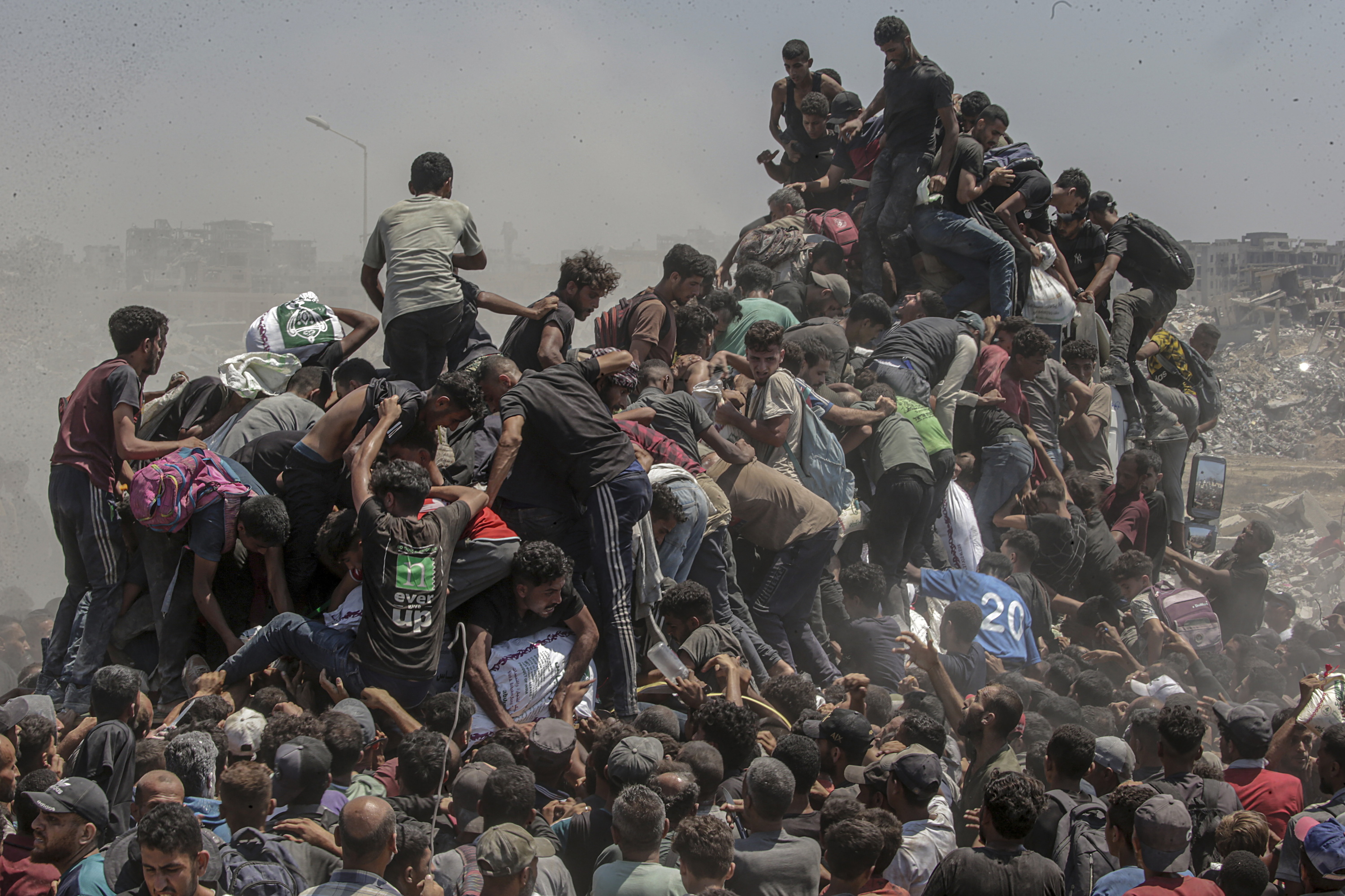 Ehunka palestinar laguntza humanitarioa lortu nahian, banaketa gune batean, atzo, Gazan. MOHAMMED SABER / EFE