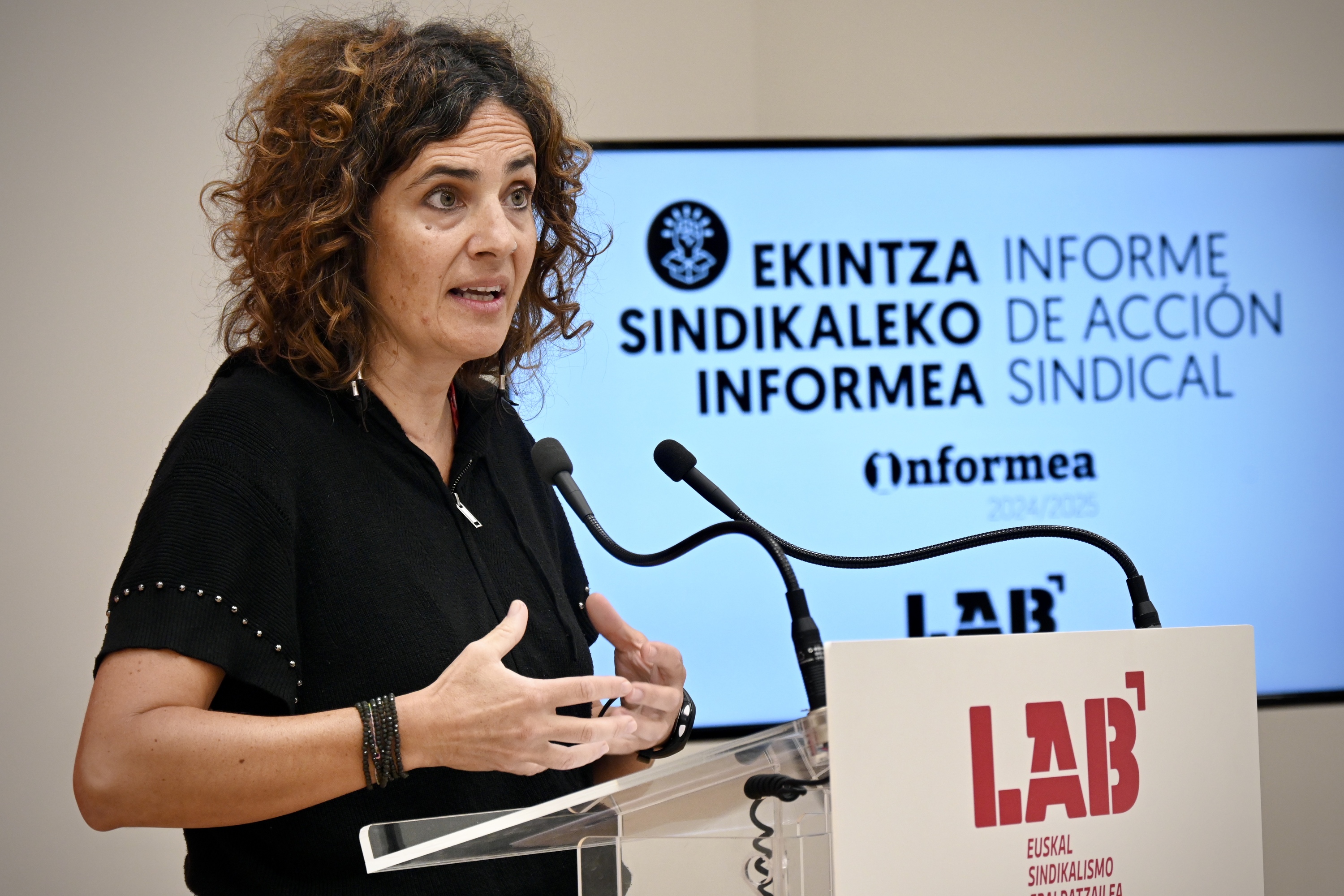 Oihana Lopetegi LABen ekintza sindikaleko urteko txostena aurkezten, gaur, Bilbon. MIKEL MARTINEZ DE TRESPUENTES / FOKU