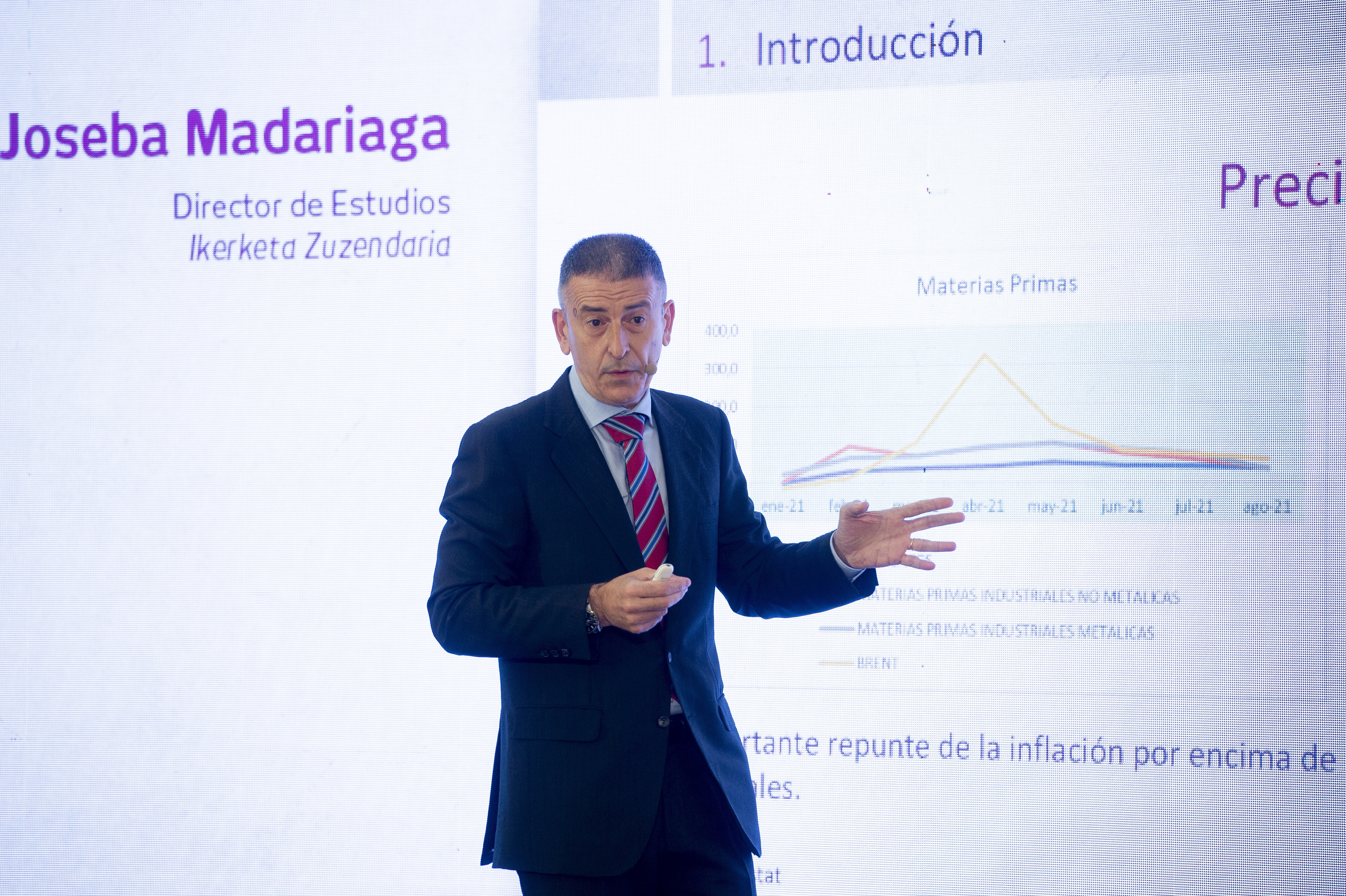 Joseba Madariaga, Laboral Kutxako ikerketa bulegoko zuzendaria, Iruñean, artxiboko irudi batean. IÑIGO URIZ / FOKU