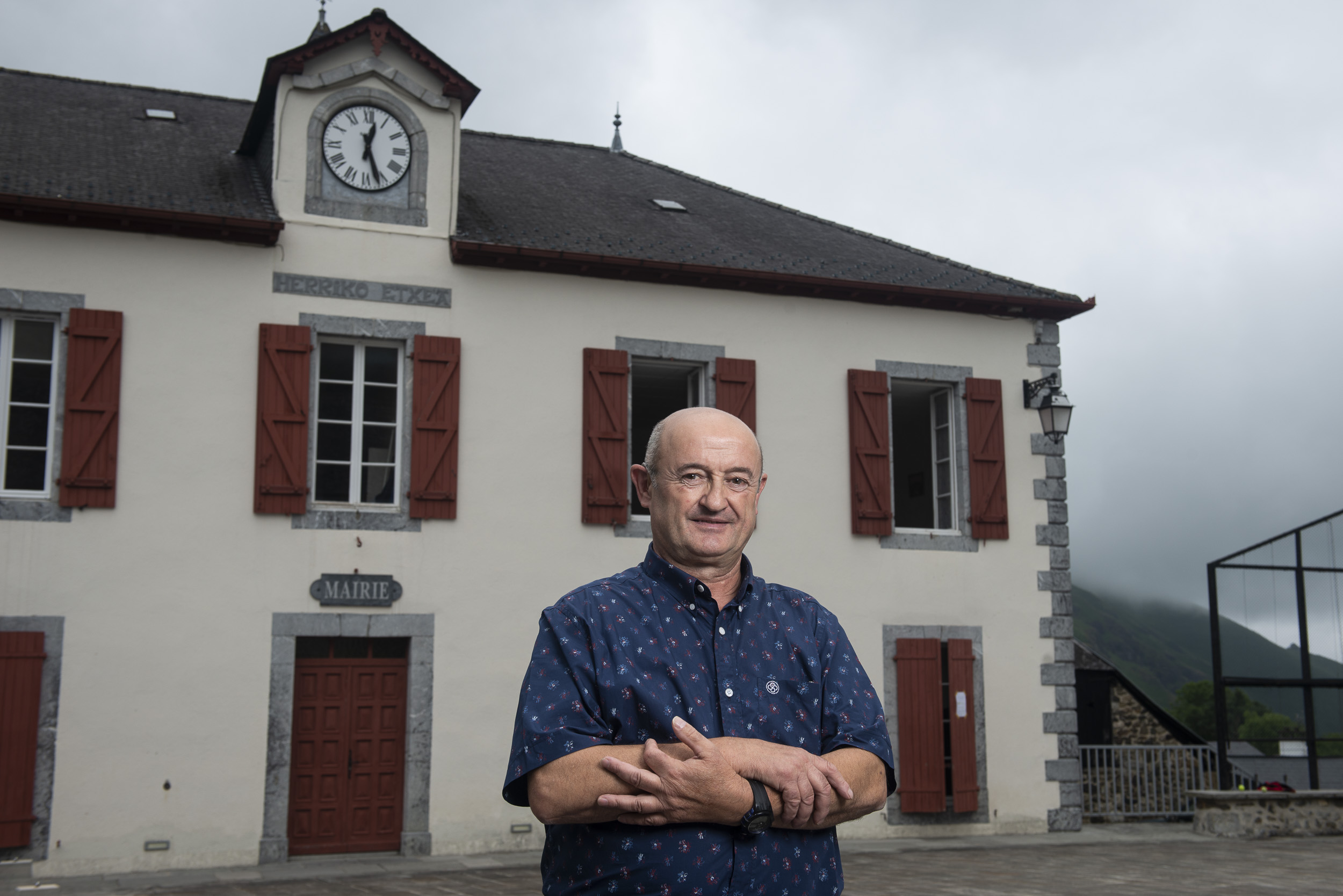 Jean Dominique Iriart 'Jando' Larraineko auzapeza, Larraineko herriko etxearen aitzinean, 2020ko uztailean. GUILLAUME FAUVEAU