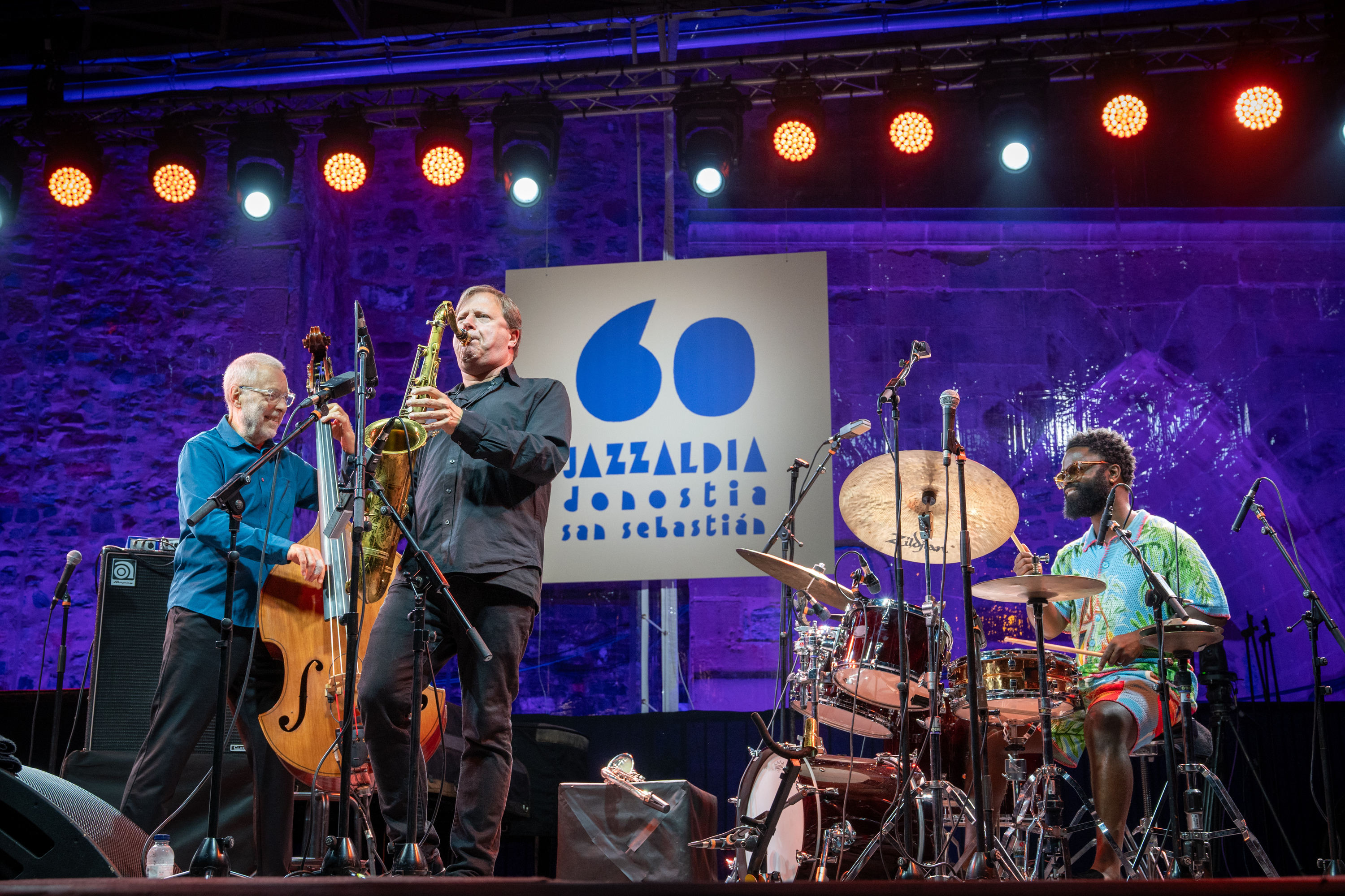 Dave Holland kontrabaxu jotzailea, Chris Potter saxofonista eta Marcus Gilmore bateria jolea, Donostiako Trinitate plazan. GORKA RUBIO / FOKU