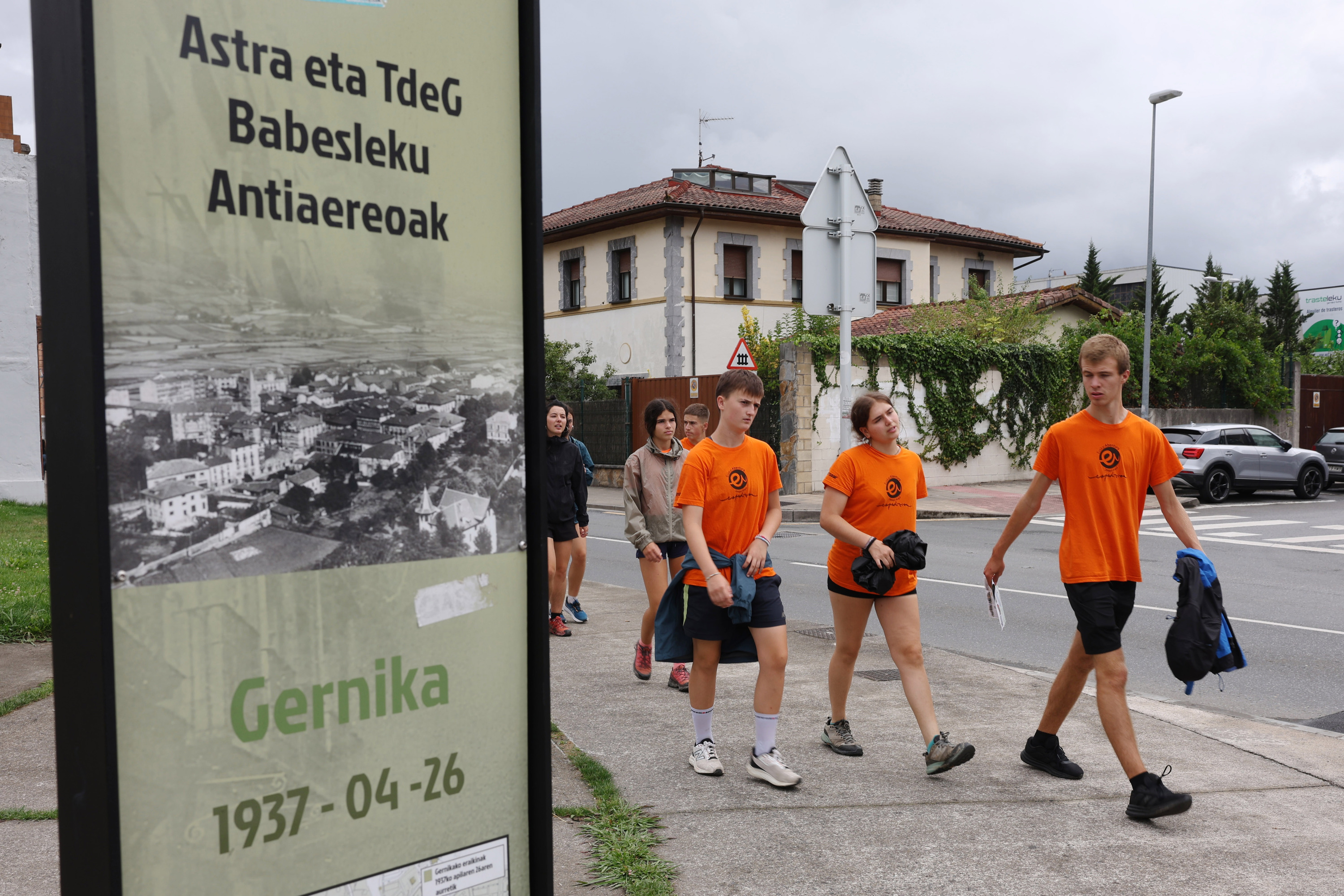 Euskarabenturako gazteak espedizioaren 28. egunean, Gernikan, herria ezagutzeko ginkanan. OSKAR MATXIN EDESA / FOKU