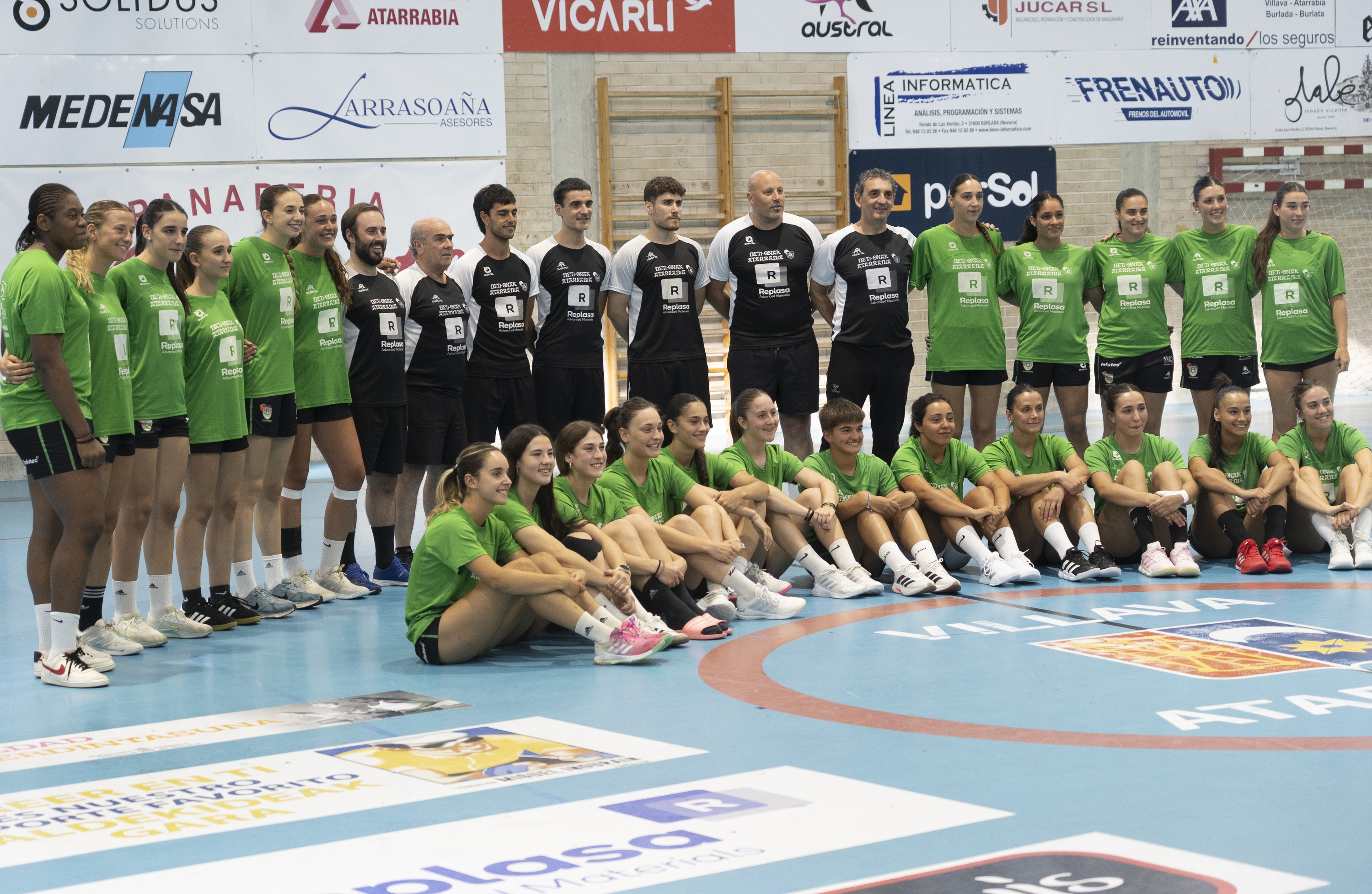 Beti Onak taldeko jokalariak eta teknikariak entrenamendua hasi aurretik. JAGOBA MANTEROLA / FOKU