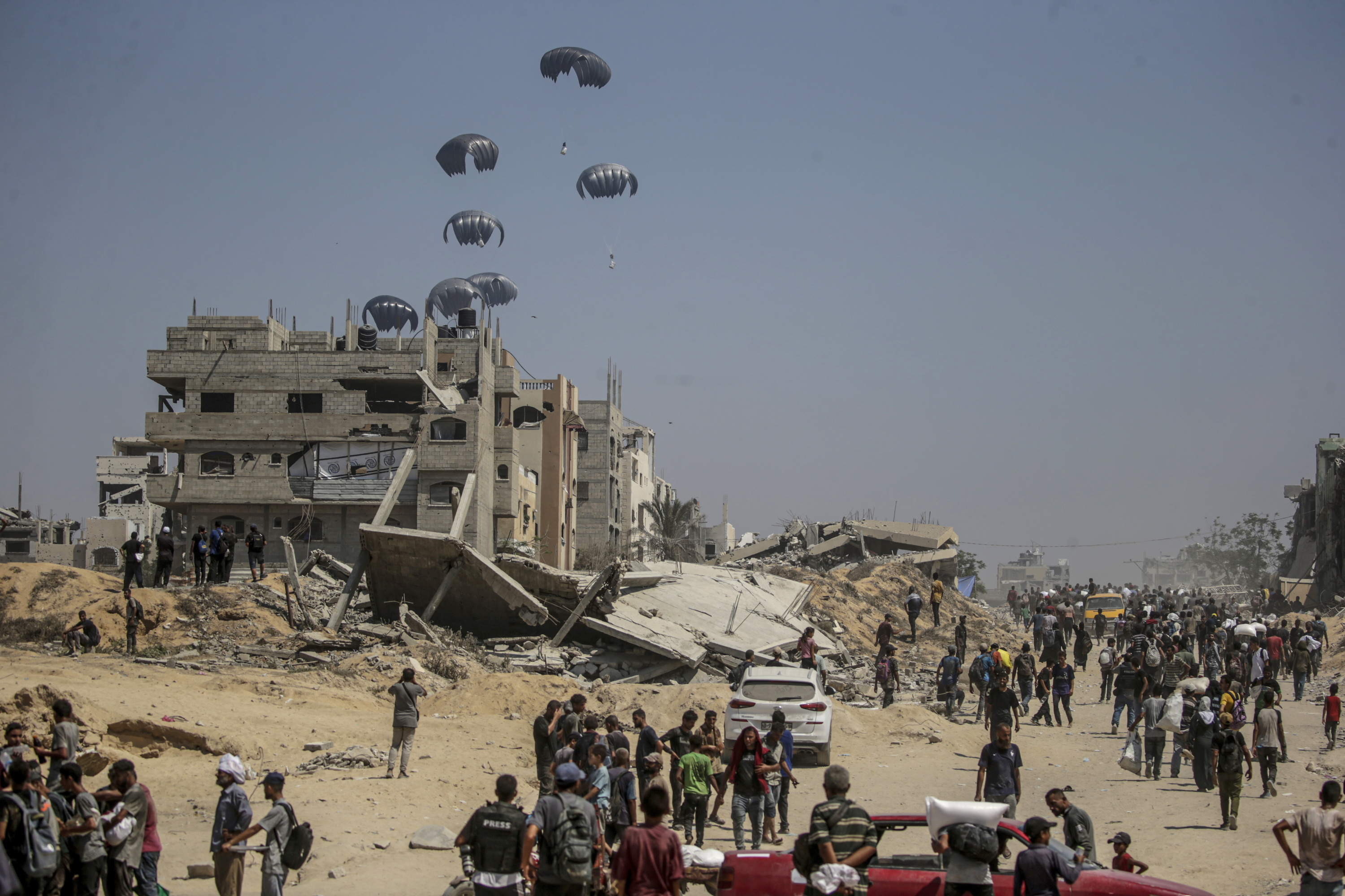 Airetik helarazitako laguntza, Gaza iparraldean, herenegun. MOHAMMED SABER / EFE