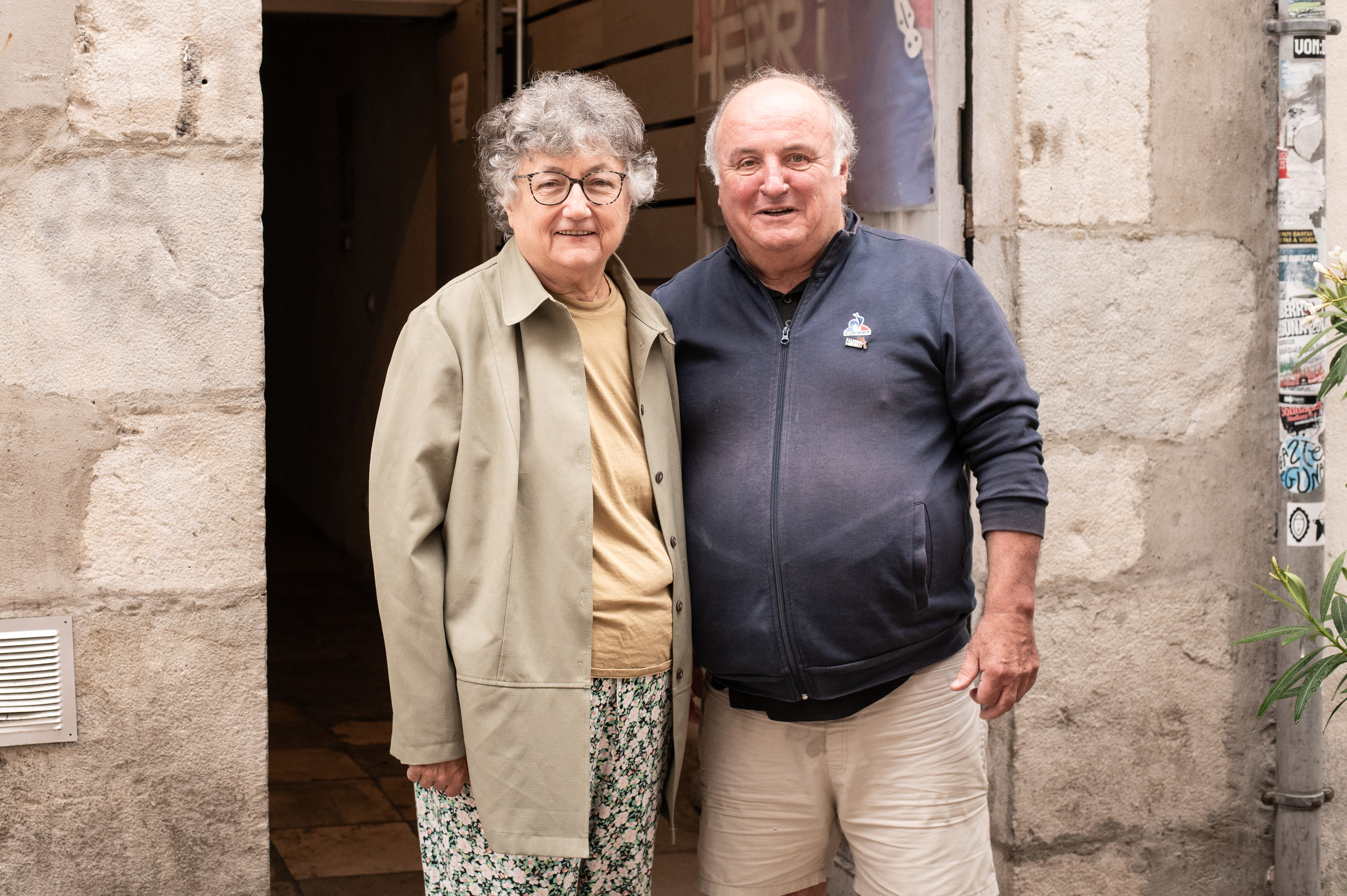 Irene Ithursarri eta Tipi Kopentipi, Baionako AEK-ko gau eskolaren aitzinean.  PATXI BELTZAIZ