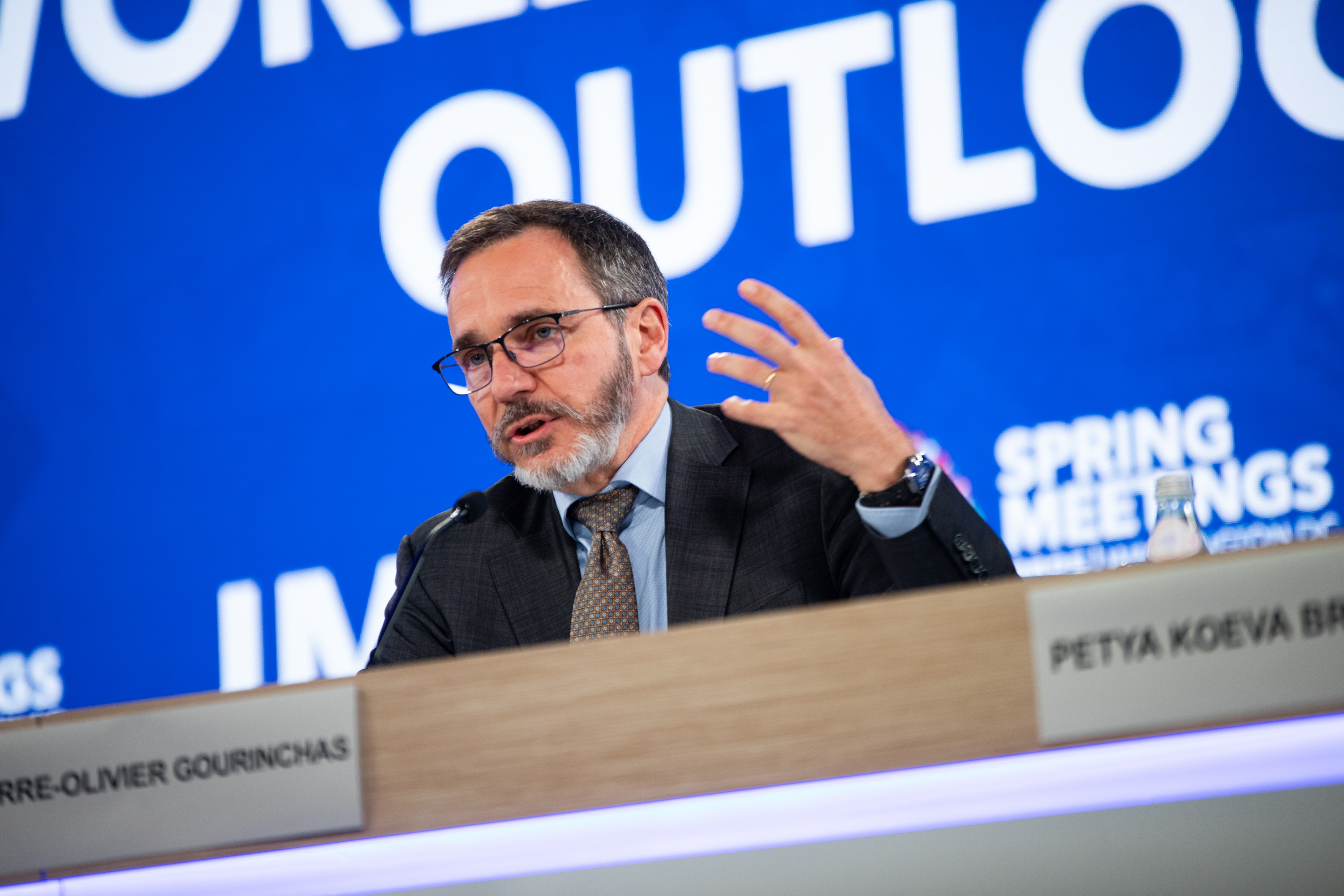 Pierre Olivier Gourinchas NDFko ekonomisten burua, apirileko agerraldian. MAANSI SRIVASTAVA / EFE