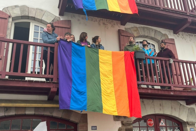(ID_17538591690305) Bandera urratuta (ID_17538591690305) Bandera urratuta