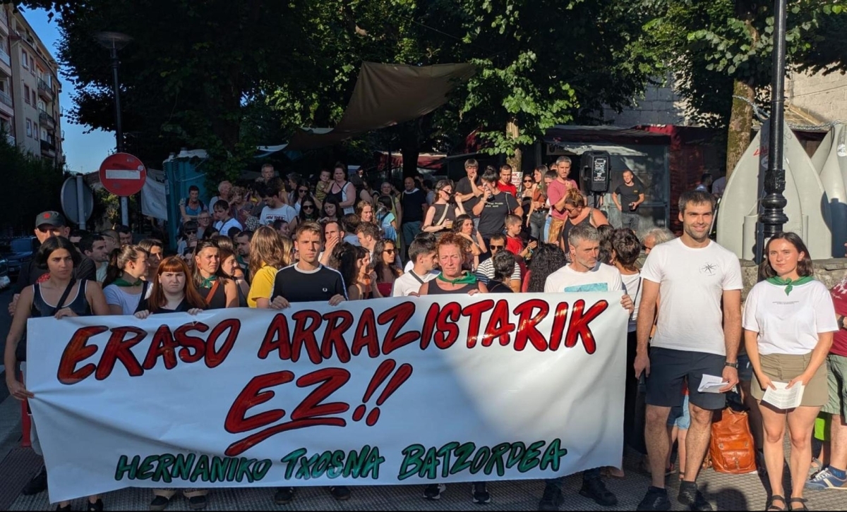 Hernaniko eraso arrazistak salatzeko egindako elkarretaratzea. HITZA