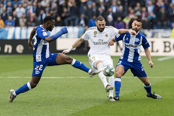 Alavesko Wakaso eta Duarte Real Madrilgo Benzemari baloia kendu nahian, gaur, Mendizorrotzan. JUANAN RUZ / FOKU