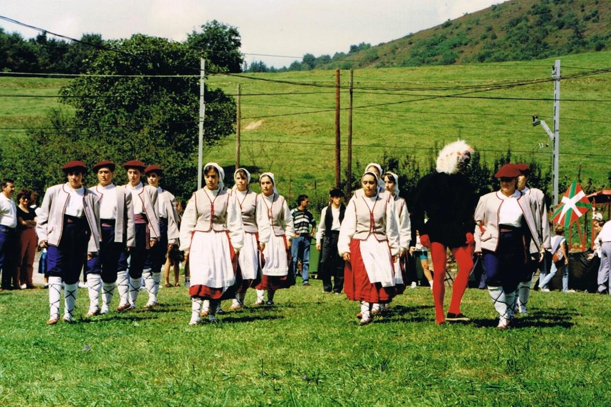 Zallako Ibai Lorak dantza taldea, 1996ko ikuskizunean. IBAI LORAK DANTZA TALDEA