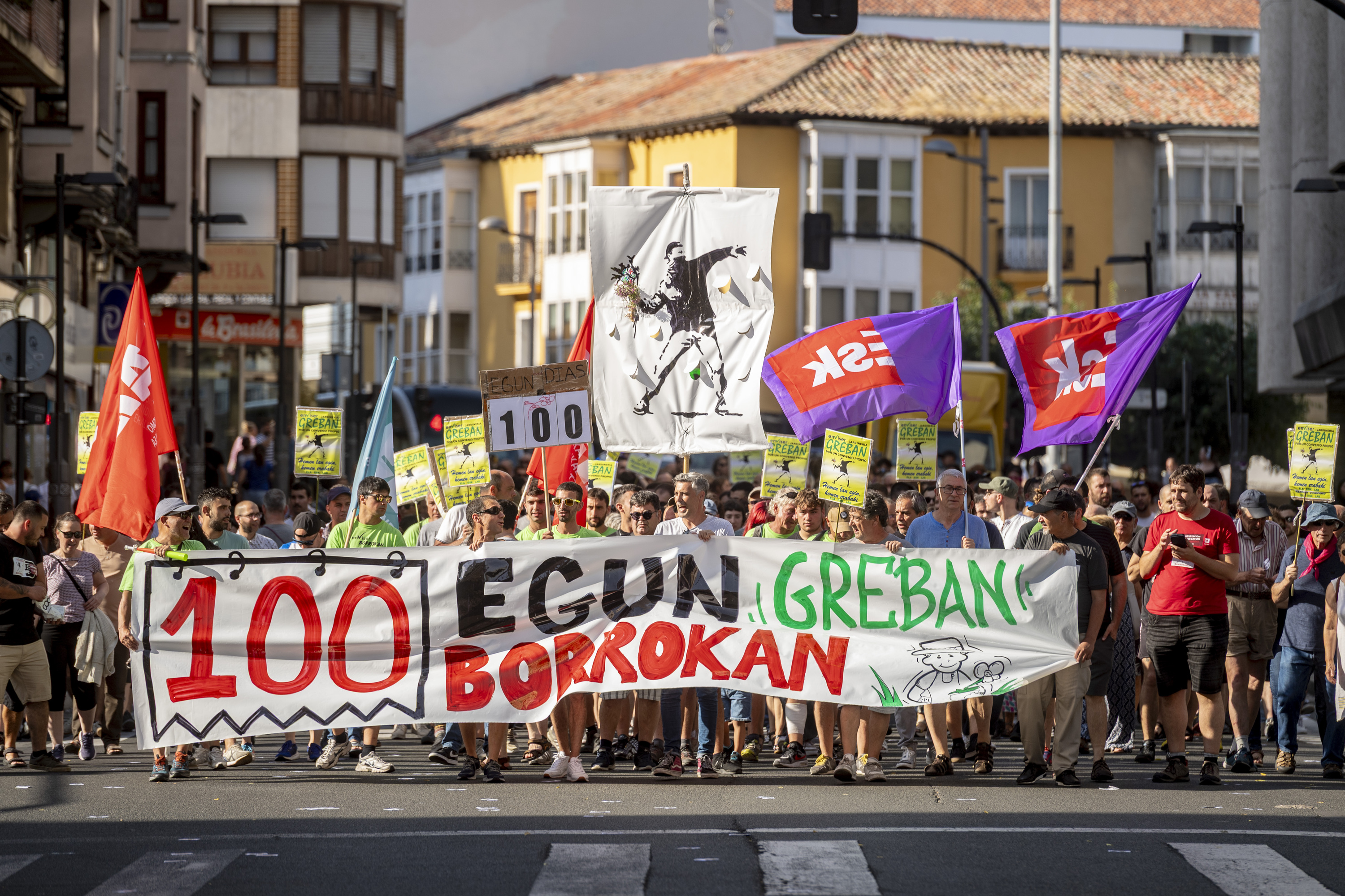 Gasteizko lorezainen manifestazioa uztail hasieran, greba mugagabearen 101. egunean. JAIZKI FONTANEDA / FOKU
