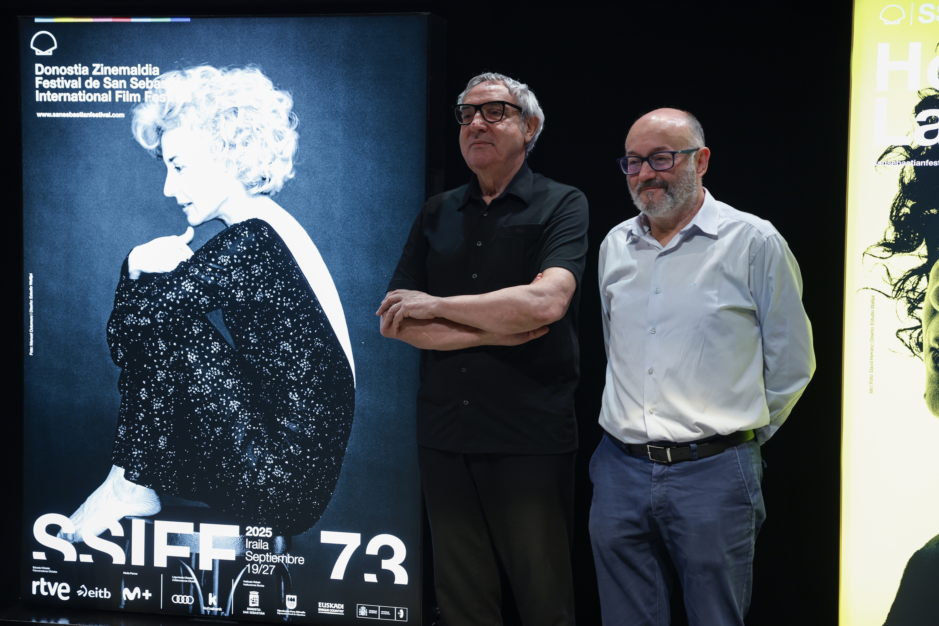 Manuel Outumuro eta Jose Luis Rebordinos, kartel ofizialen alboan, gaur, Donostiako Tabakaleran. JUAN HERRERO / EFE