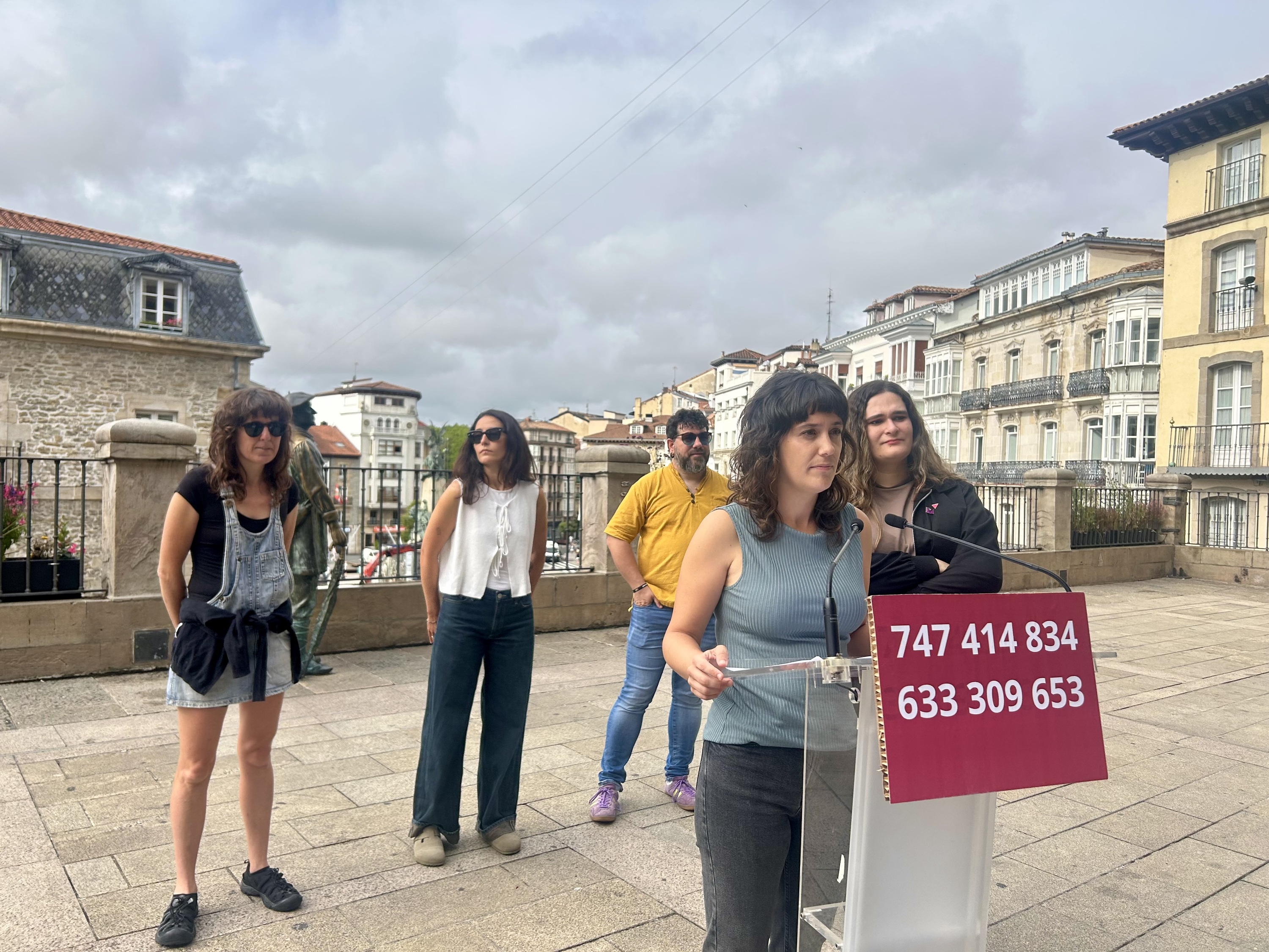 Gasteizko Mugimendu Feministaren eta Lumagorri elkartearen agerraldi bateratua, gaur. BERRIA