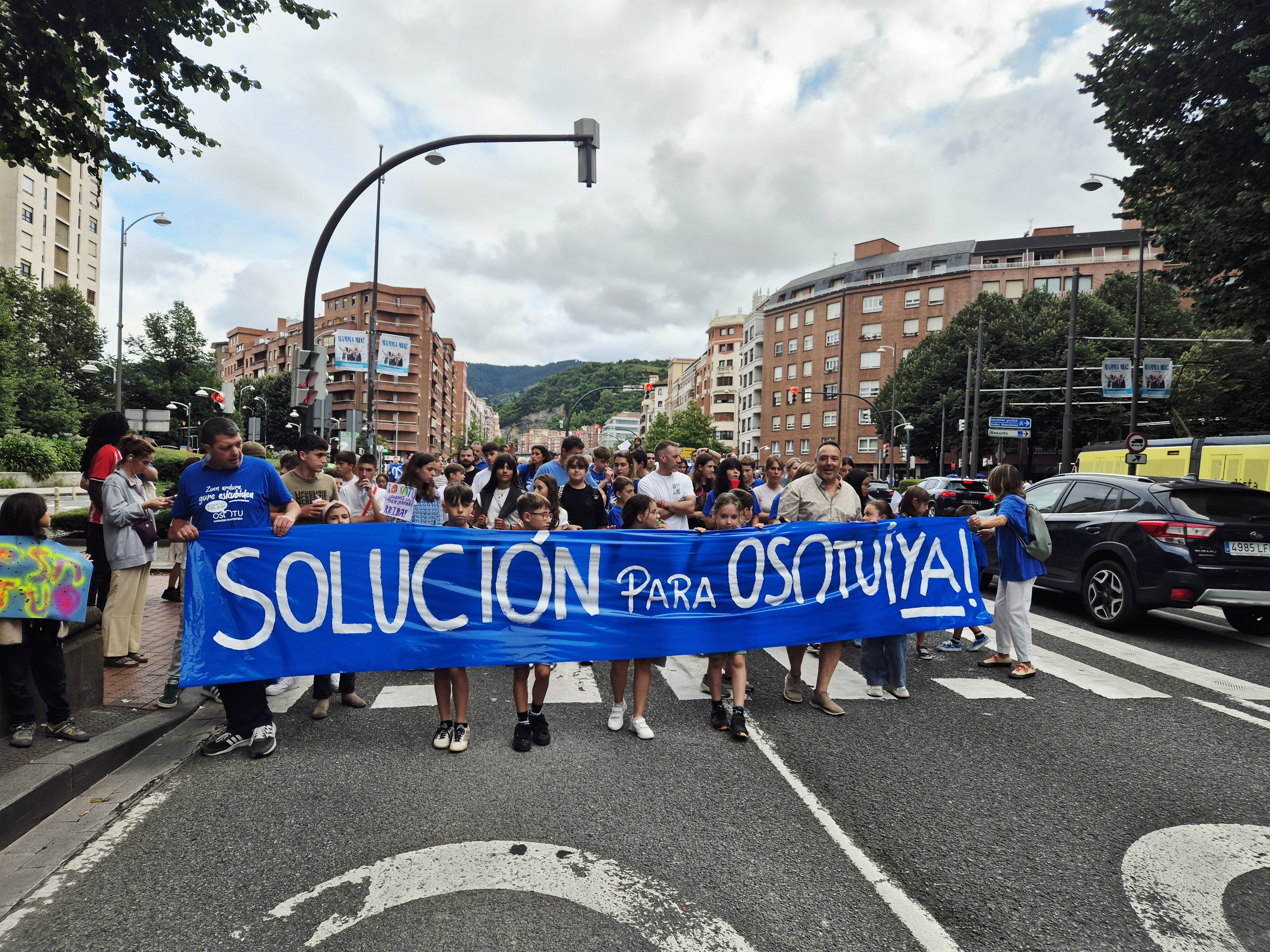 Osotu Lanbarriren aldeko manifestazioa, atzo, Bilbon. OSOTU LANBARRI