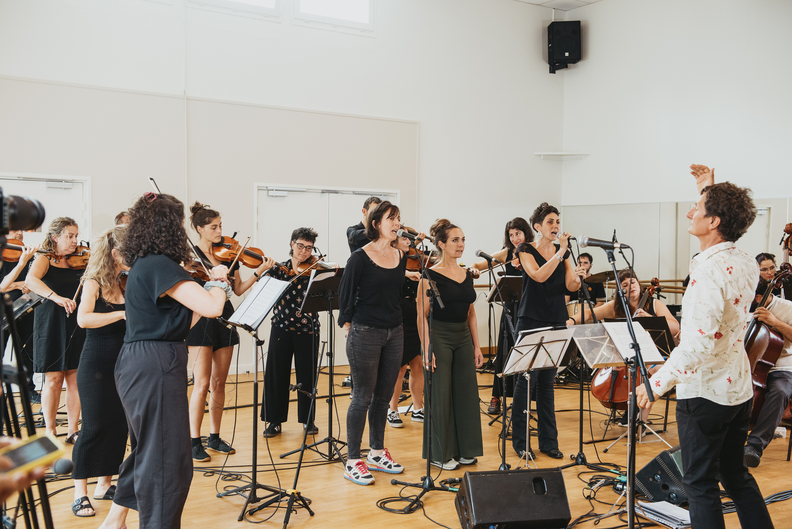 Aire Ahizpak eta Et Incarnatus orkestra, Ligi-Atherein, Urmugaren azken kontzertua ematen. GUILLAUME FAUVEAU