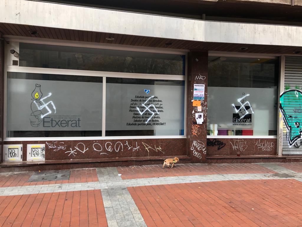 Esbastikak, Etxeraten Gasteizko egoitzan. ETXERA