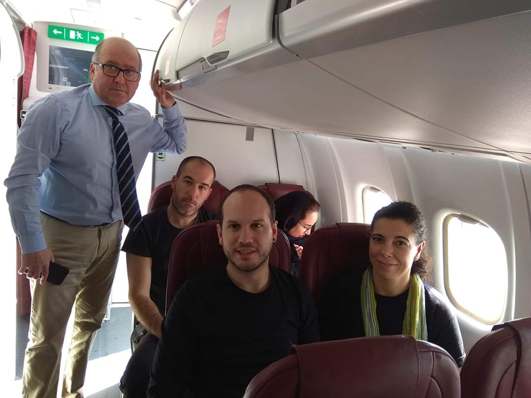 Eusko Legebiltzarreko ordezkariak hegazkinean, atzo. EQUIPE MEDIA