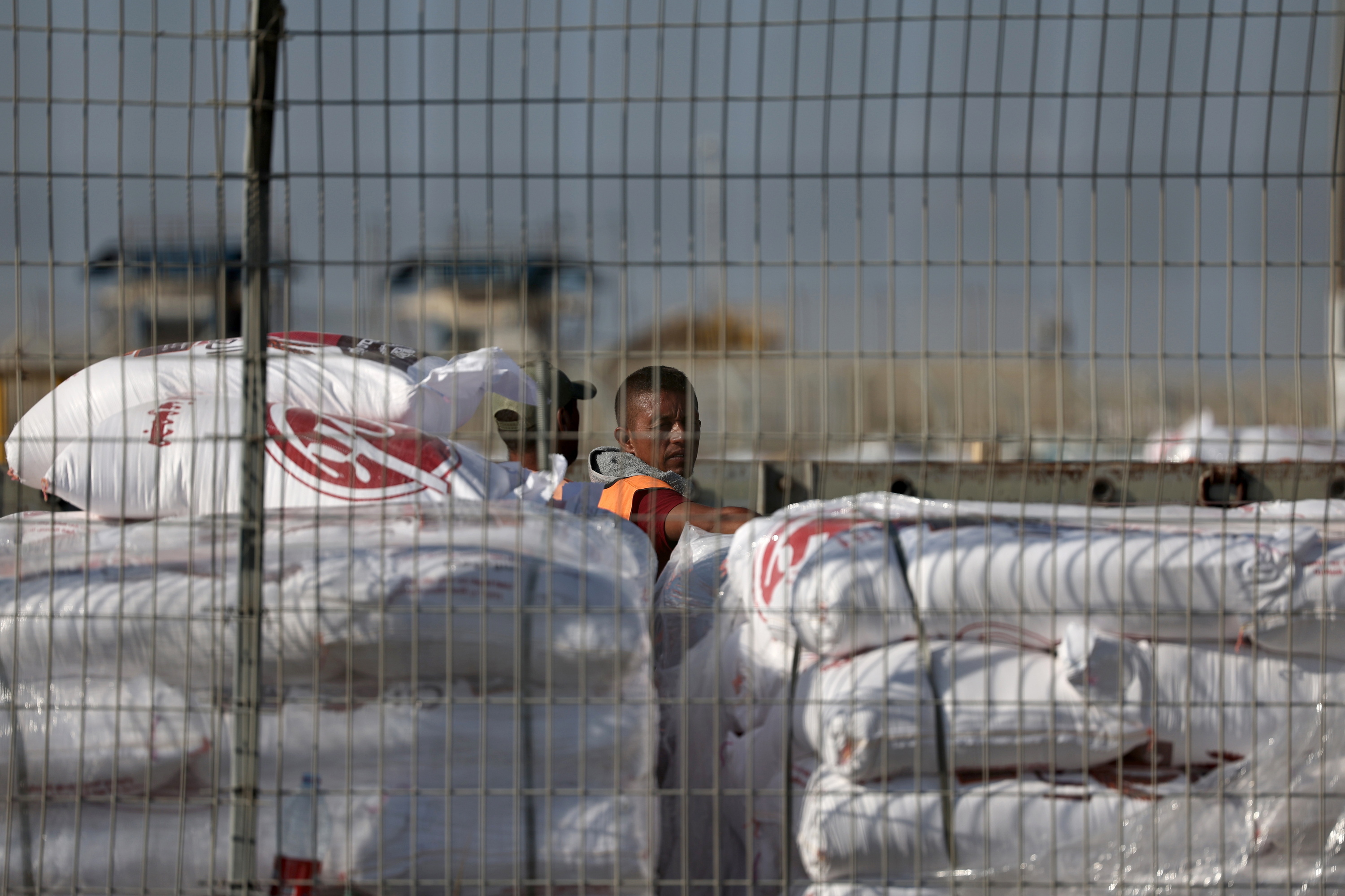 Palestinako langile humanitario bat, Kerem Xalom pasabidean, Gaza hegoaldean, atzo. ATEF SAFADI / EFE