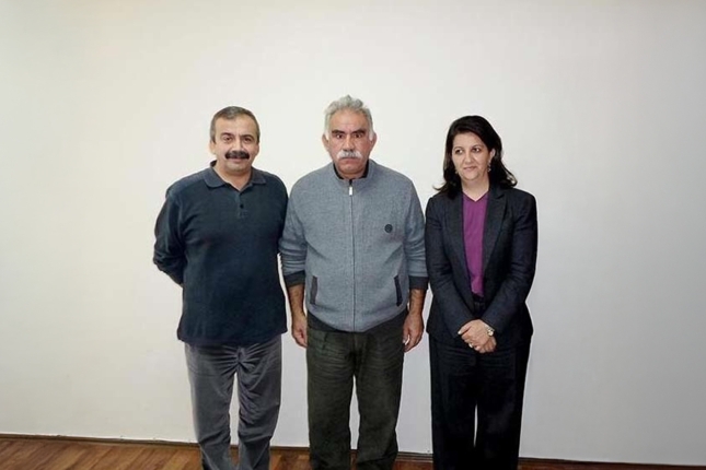 (ID_15194089) (/EZEZAGUNA) pervin-sirri-ocalan-imrali2