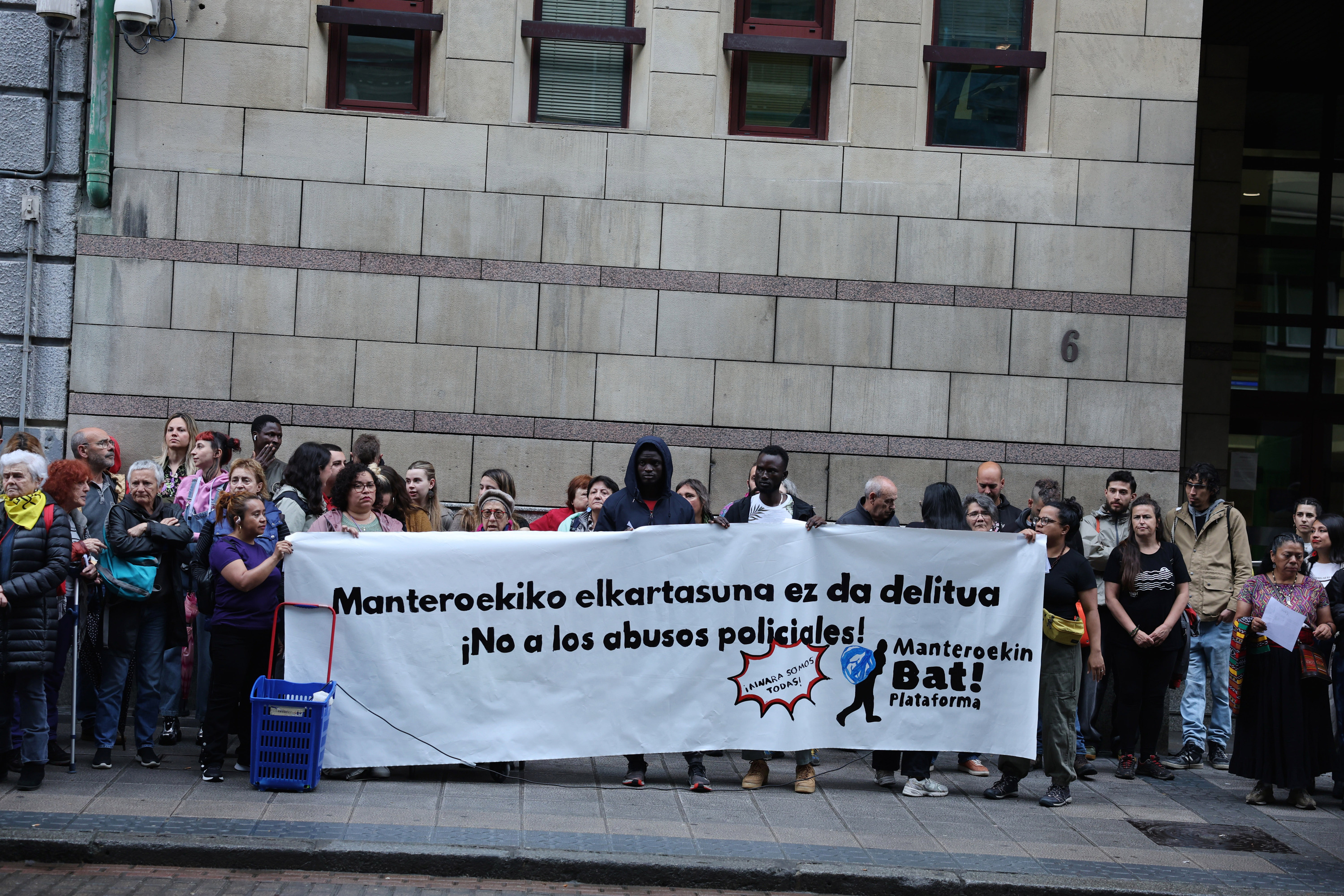 Manteroekin Bat plataformak Bilboko epaitegiaren aurrean egindako elkarretaratzea ekainean. OSKAR MATXIN EDESA / FOKU 