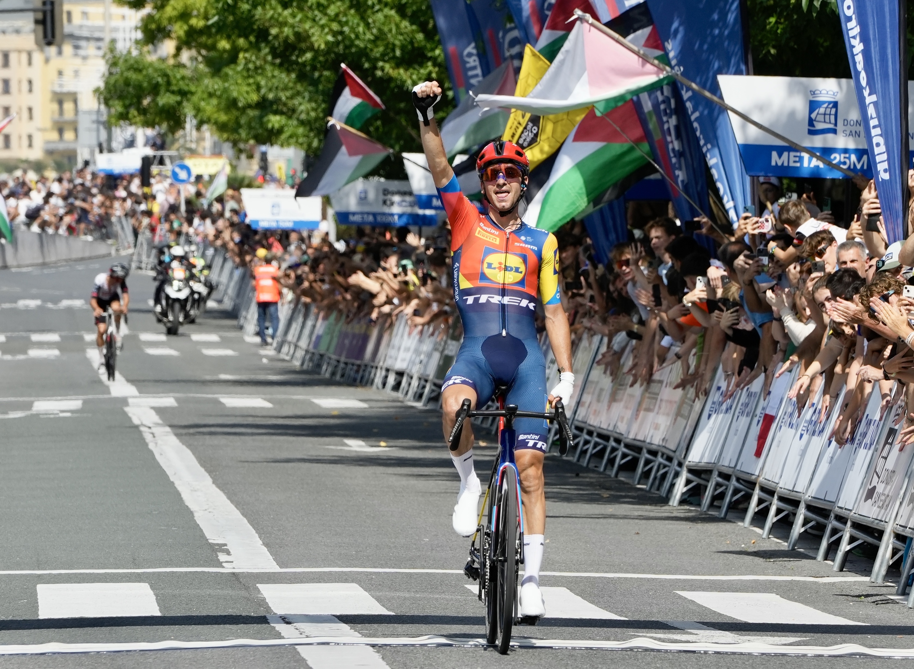 Giulio Ciccone, Donostiako Klasikoan lortutako garaipena ospatzen. ANDONI CANELLADA / FOKU