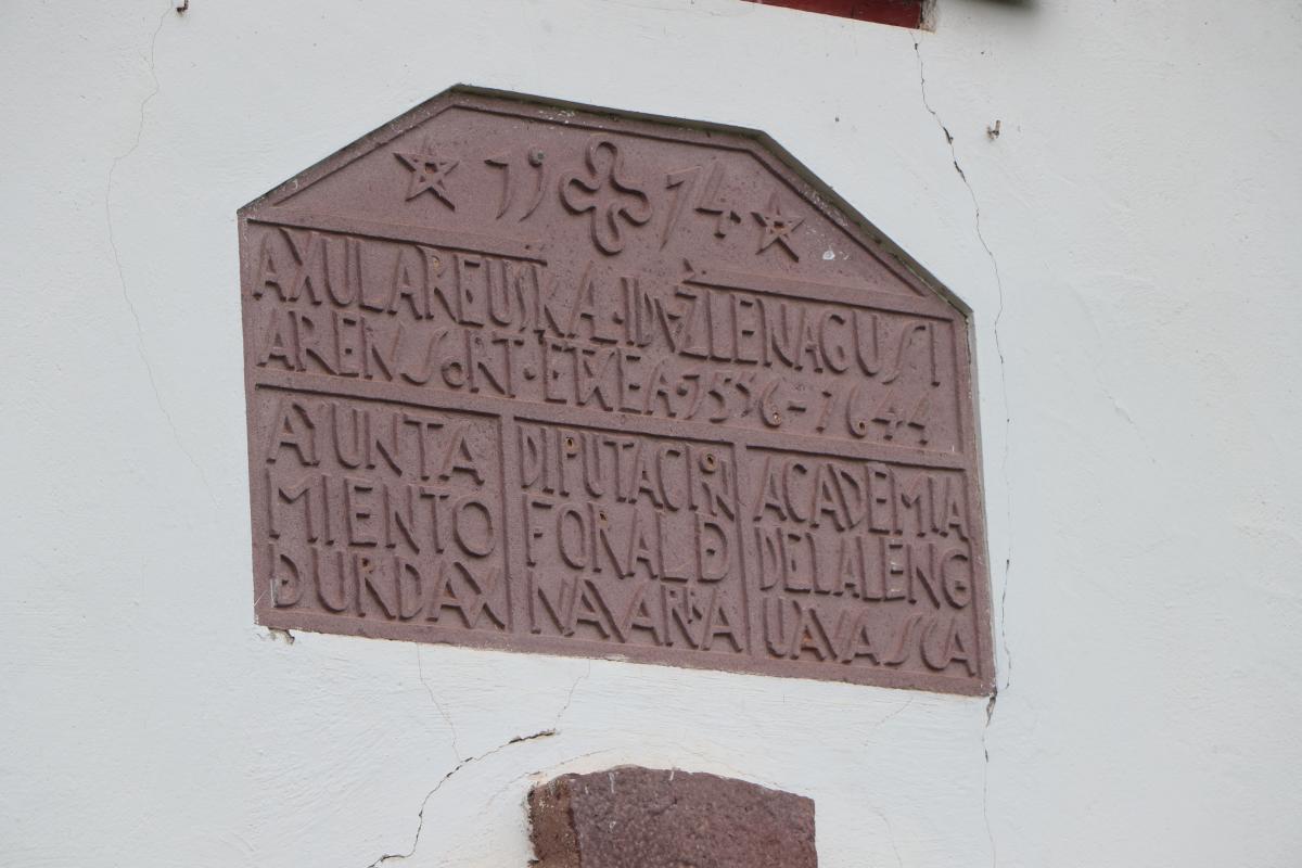 Axular etxearen ateburuko inskripzioa: '1974. Axular euskal idazle nagusiaren sort-etxea, 1556 - 1644. Ayuntamiento de Urdax, Diputacion Foral de Navarra, Academia de la Lengua Vasca'. ZALDI ERO