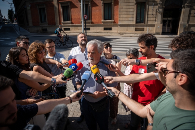 (ID_15200721) (aitor Karasatorre/@FOKU) 2025-08-04, Iruñea. Sustrai Erakuntzaren agerraldia Muga meatokiaren inguruan bildutako da...