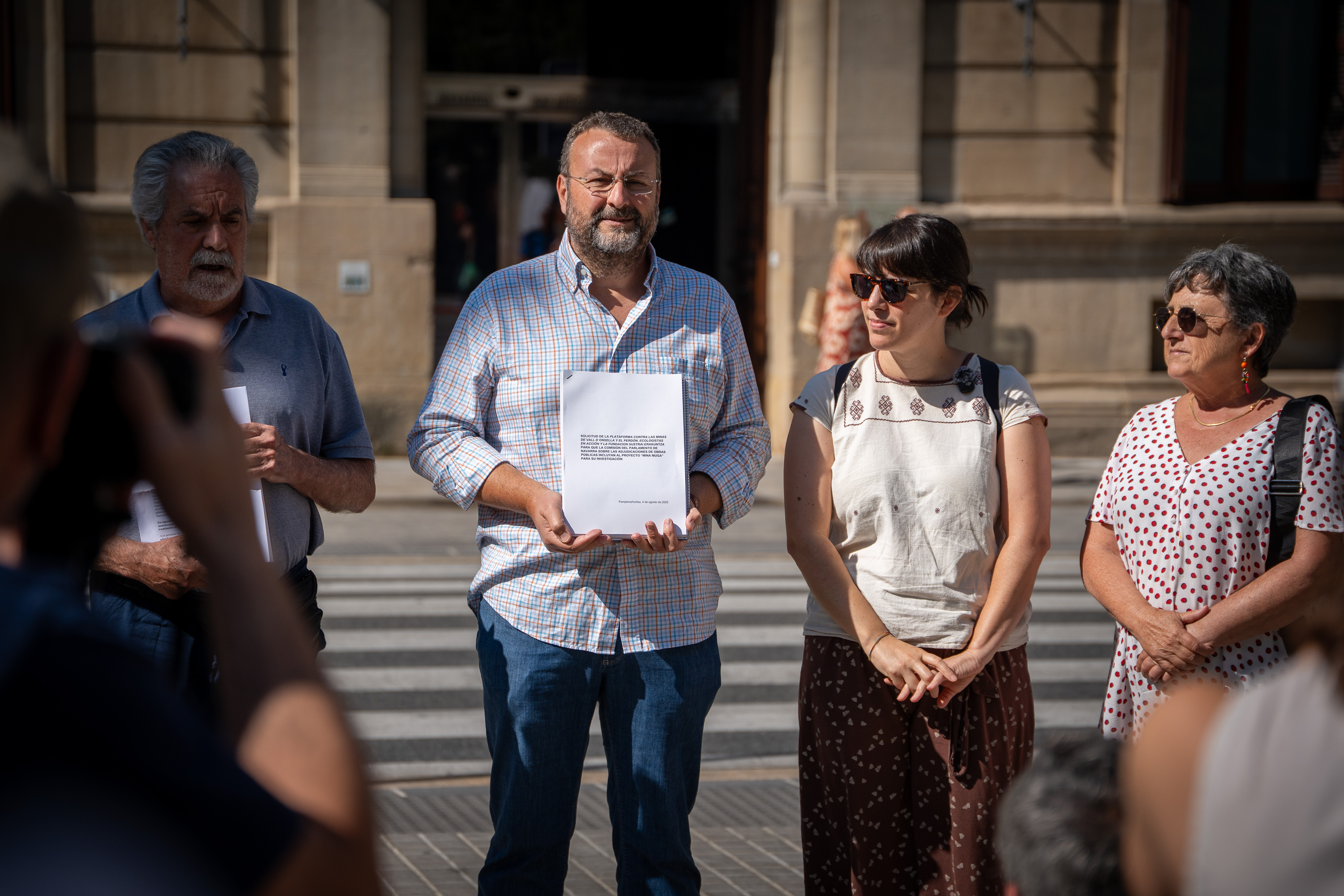 (ID_15200724) (aitor Karasatorre/@FOKU) 2025-08-04, Iruñea. Sustrai Erakuntzaren agerraldia Muga meatokiaren inguruan bildutako da...