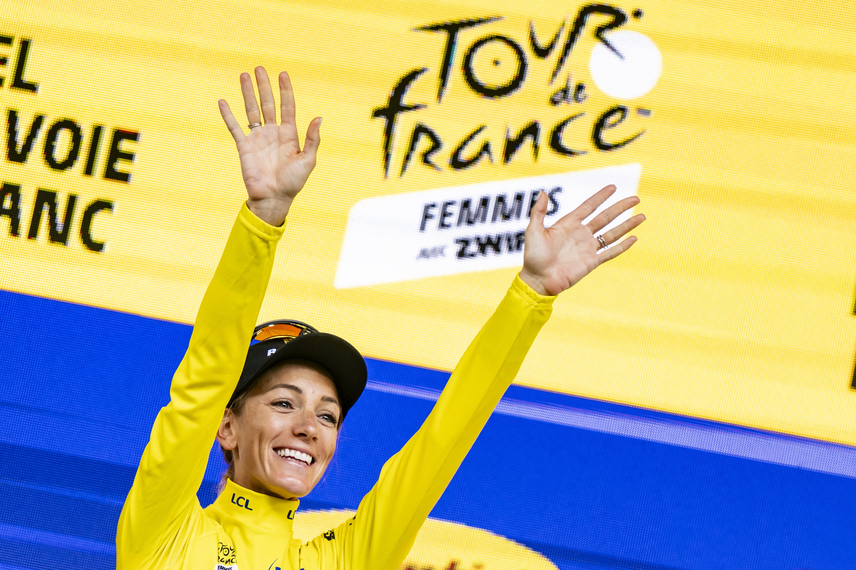 Pauline Ferrand-Prevot Frantziako Tourreko podiumean, atzo. JEAN-CHRISTOFE BOTT / EFE