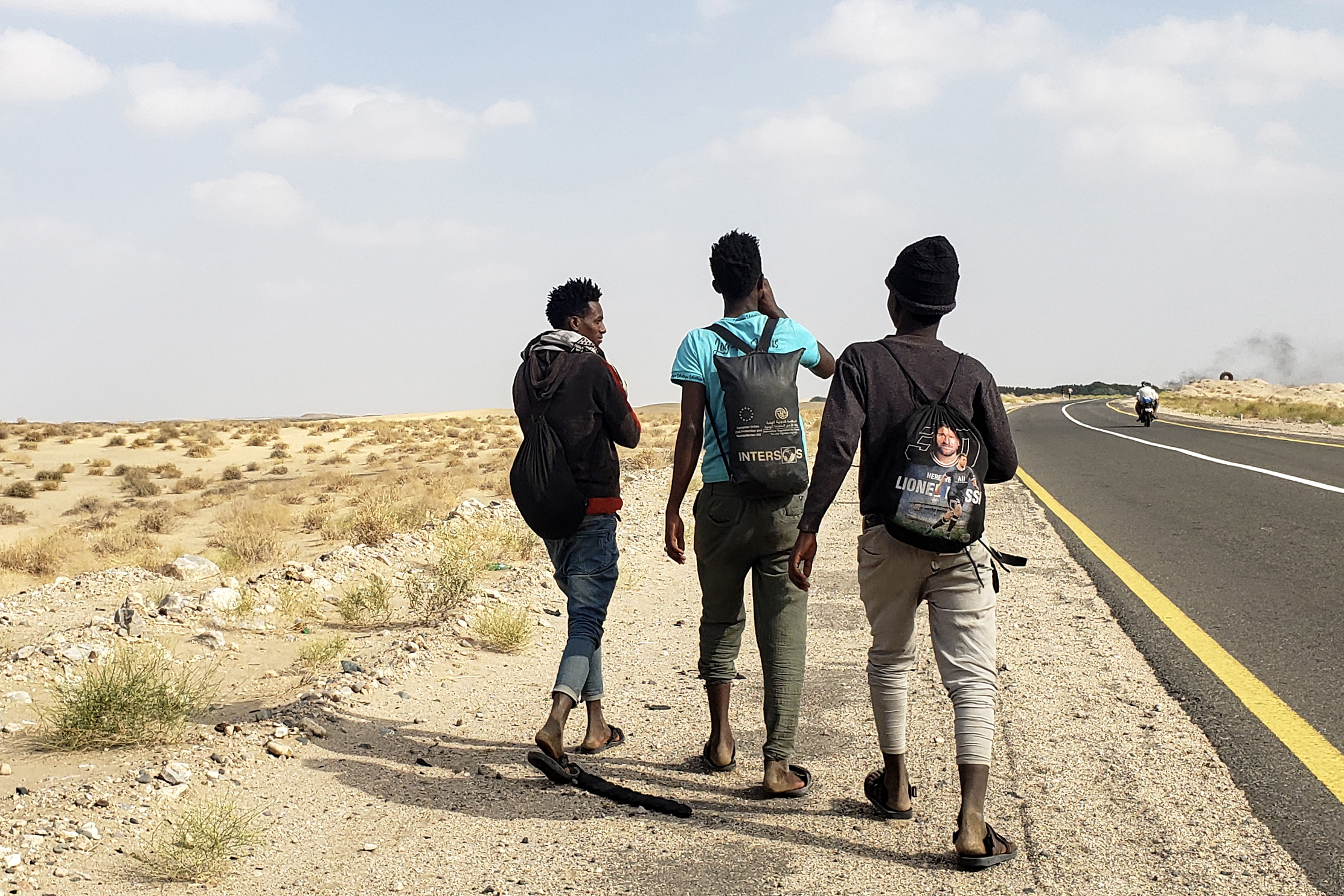 Migrante etiopiarrak Yemen hegoaldeko errepide baten alboan, 2023ko abenduan. YAHYA ARHAB / EFE