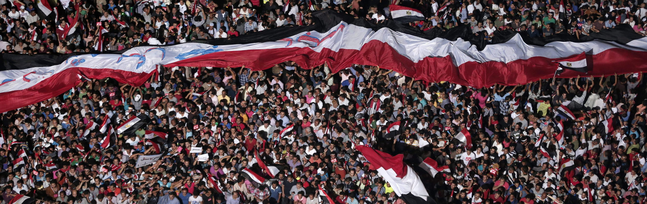 Kairoko Tahrir plaza jendez lepo 2013ko uztailaren 2an, militarrek Mohamed Mursi presidentearen kontrako estatu kolpea eman bezperan. ANDRE PAIN / EFE