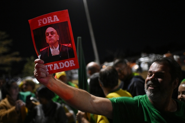 Bolsonaroren aldeko manifestazio bat, atzo, Brasilen. ANDRE BORGES / EFE Bolsonaroren aldeko manifestazio bat, atzo, Brasilen. ANDRE BORGES / EFE
