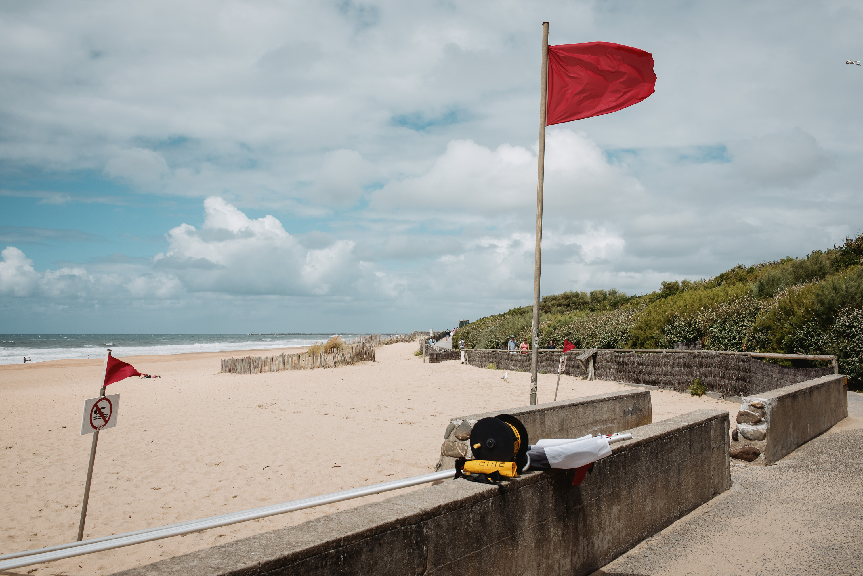 Angeluko hondartza bat, bandera gorria altxatua zegoen egun batean. GUILLAUME FAUVEAU