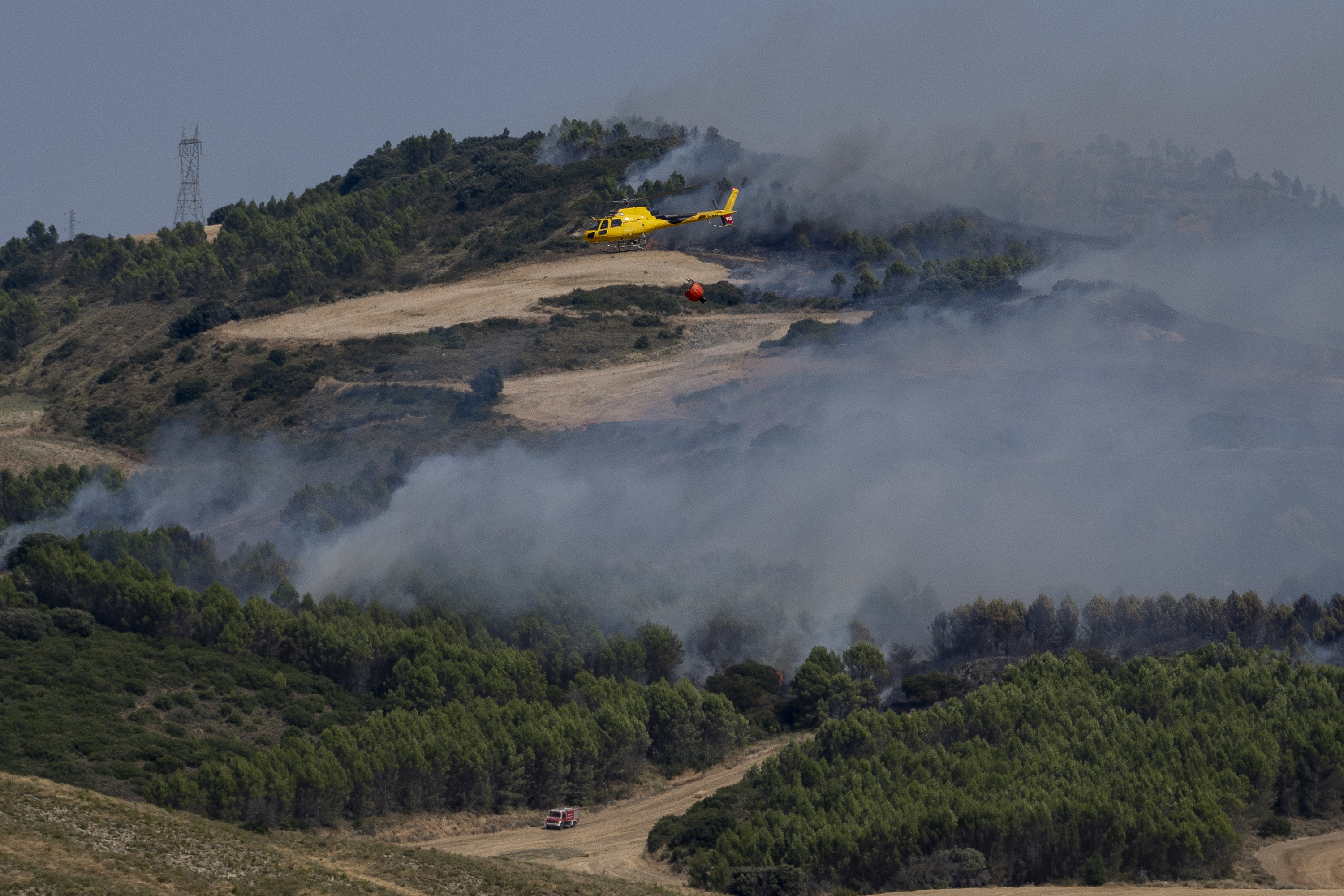 Helikoptero bat, sutea itzaltzeko lanetan. IÑIGO URIZ / FOKU