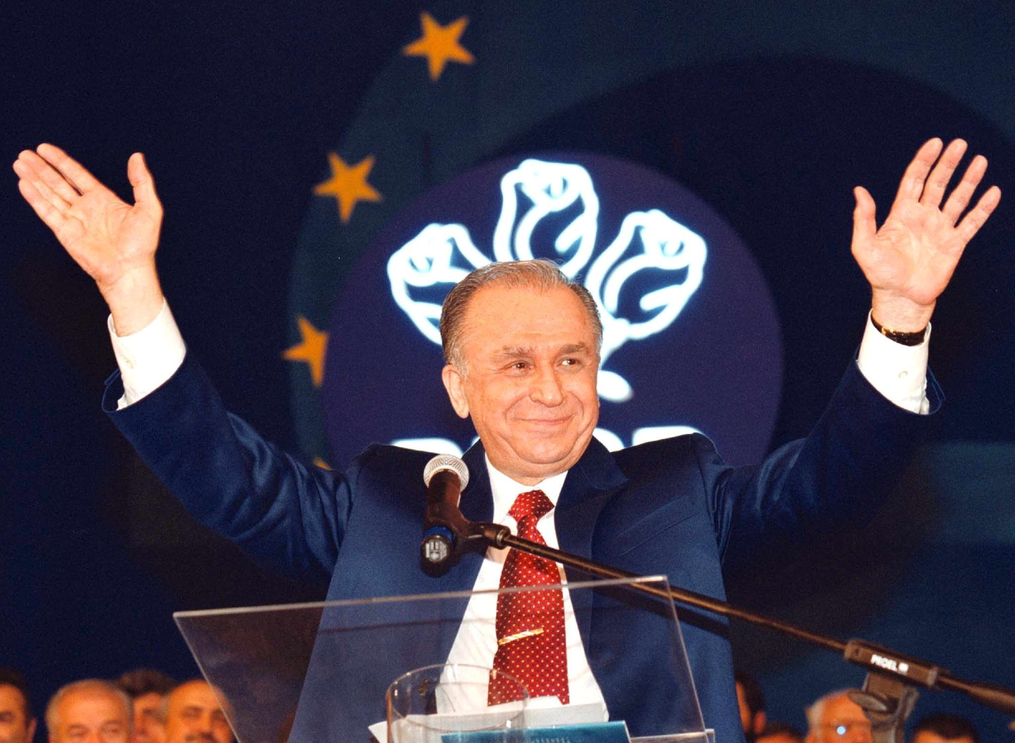 Ion Iliescu Errumaniako presidente ohia, artxiboko irudi batean. ROBERT GHEMENT/EFE