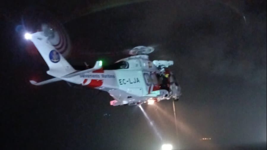 Kantabriako 112 larrialdi zerbitzuen helikopteroa erreskatean. BERRIA