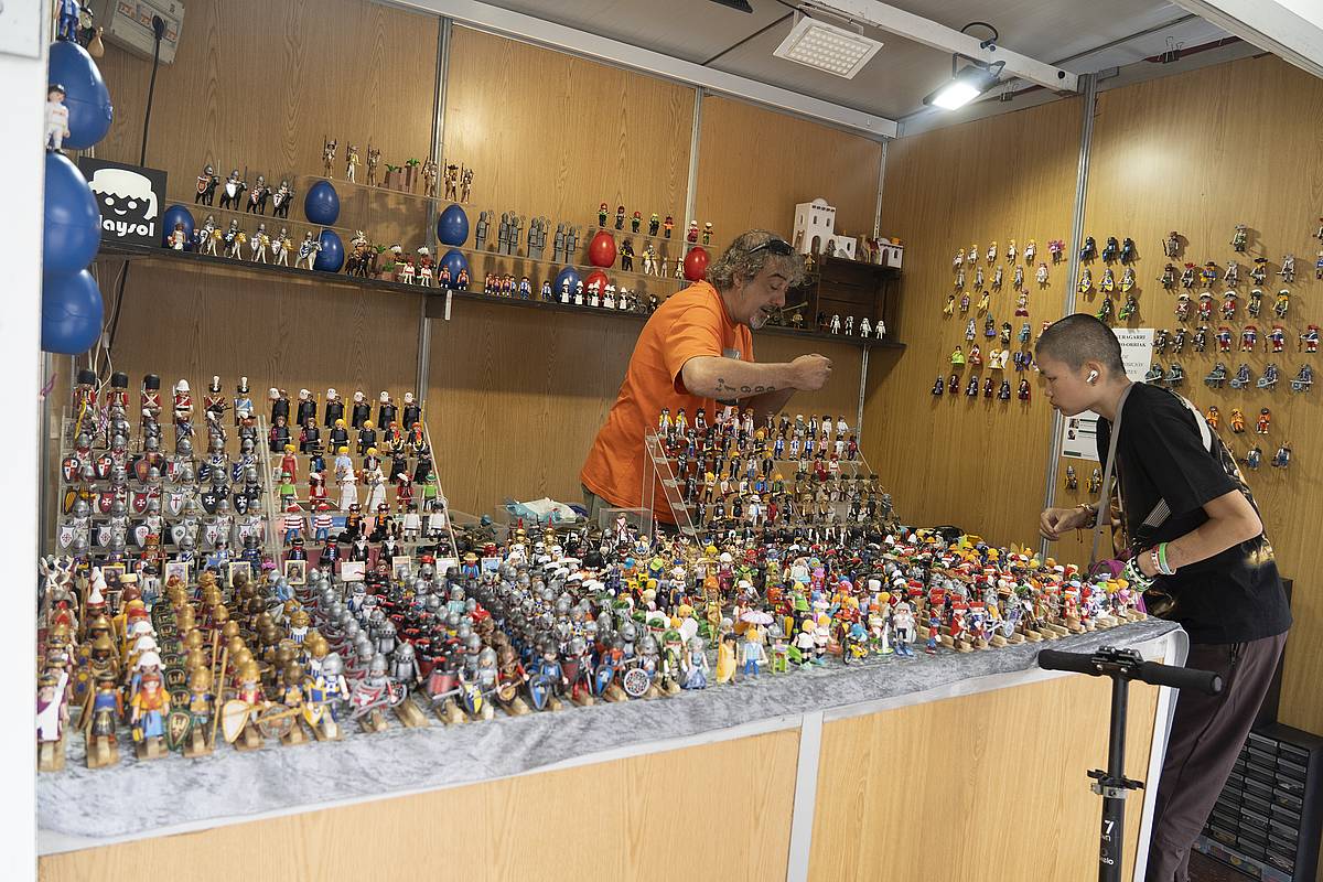 Jose Antonio Gallardoren playmobil jostailuen saltokia, Gasteizko Santa Barbara plazako azokan. MONIKA DEL VALLE / FOKU