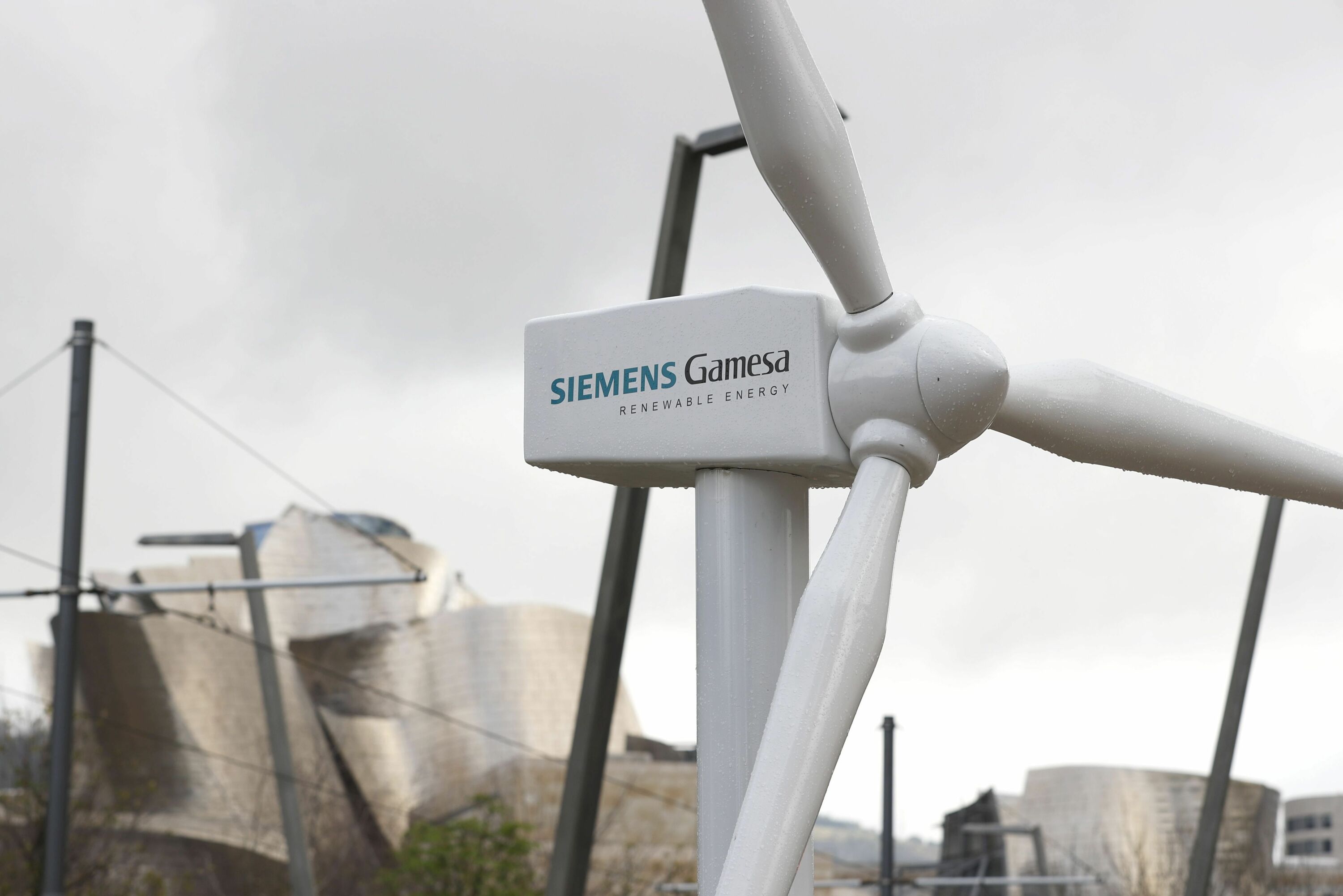 Siemens Gamesaren haize errota bat Bilbon. LUIS TEJIDO / EFE