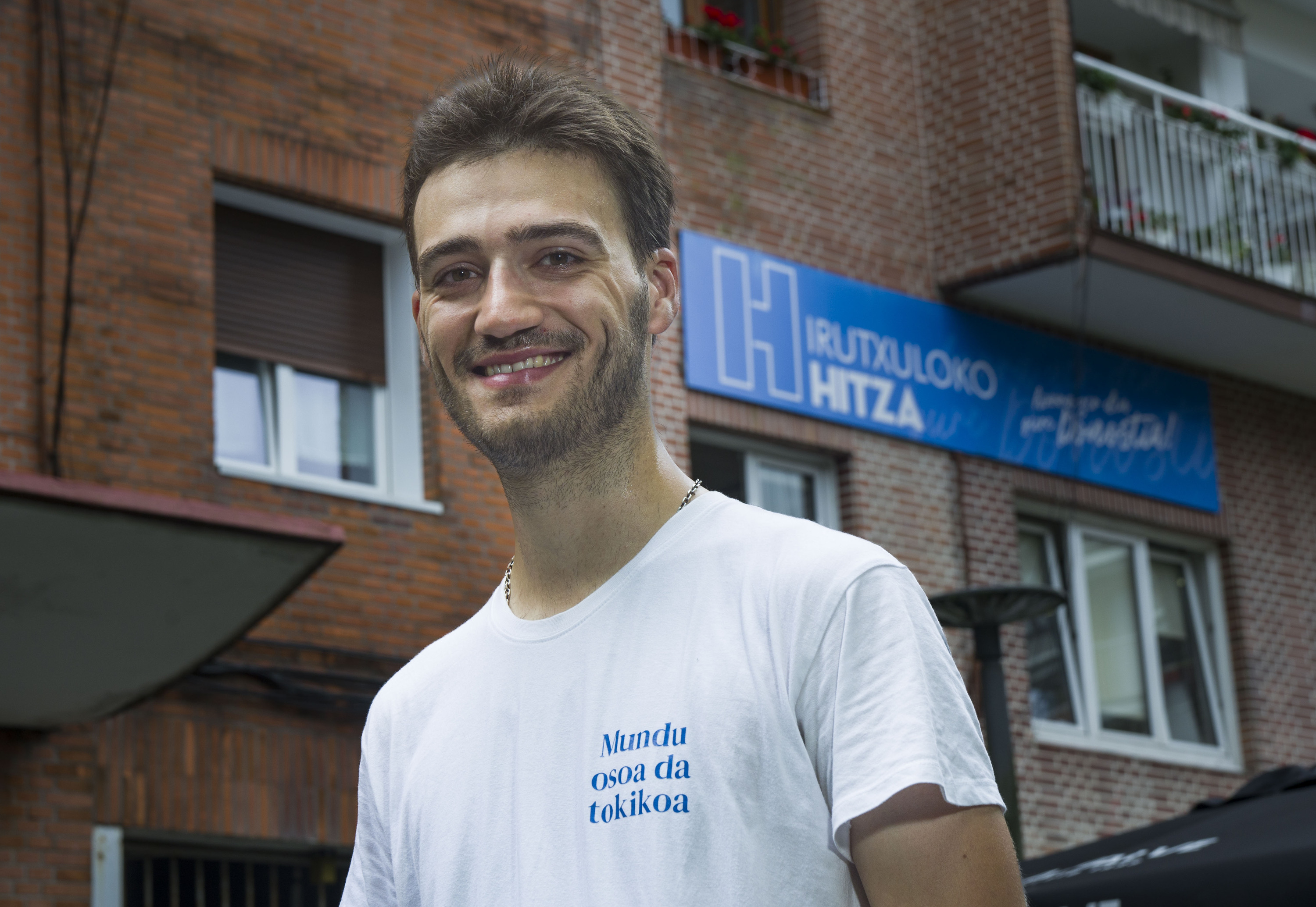 Beñat Parra, aurreko astean, 'Irutxuloko Hitza'-ren egoitzaren aurrean. JON URBE / FOKU