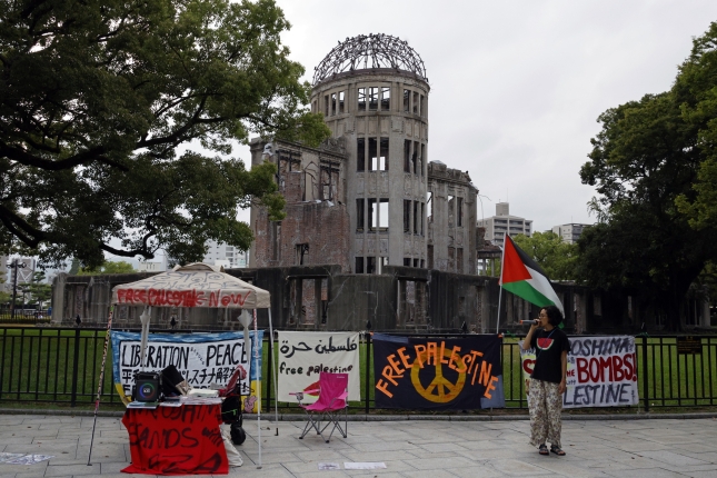 Egungo nazioarteko egoerari buruzko aldarriak, Hiroshimako bonbardaketaren urteurrenean. FRANCK ROBICHON / EFE Egungo nazioarteko egoerari buruzko aldarriak, Hiroshimako bonbardaketaren urteurrenean. FRANCK ROBICHON / EFE