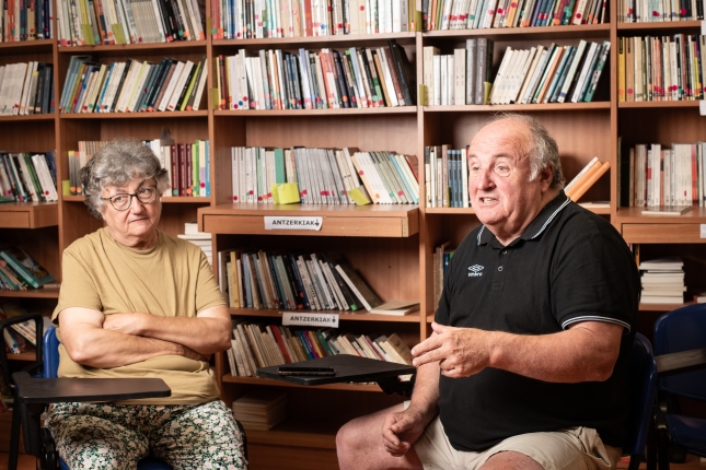 Irene Ithursarri eta Tipi Kopentipi, Baionako AEK-ko gau eskolaren aitzinean. / PATXI BELTZAIZ Irene Ithursarri eta Tipi Kopentipi, Baionako AEK-ko gau eskolaren aitzinean. / PATXI BELTZAIZ