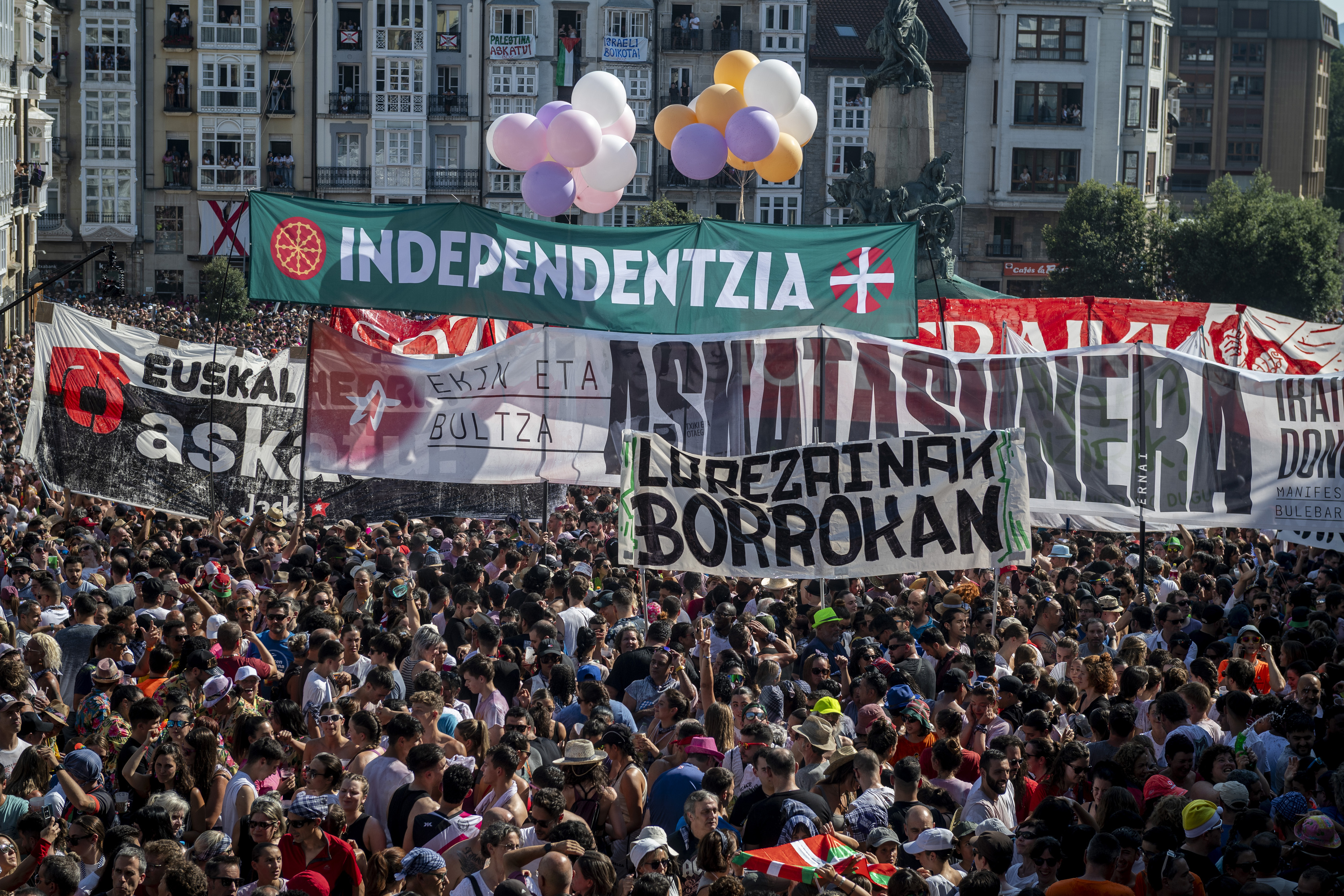 Zeledonen jaitsieran pankarta ugari ikusi ahal izan dira aurten. JAIZKI FONTANEDA / FOKU