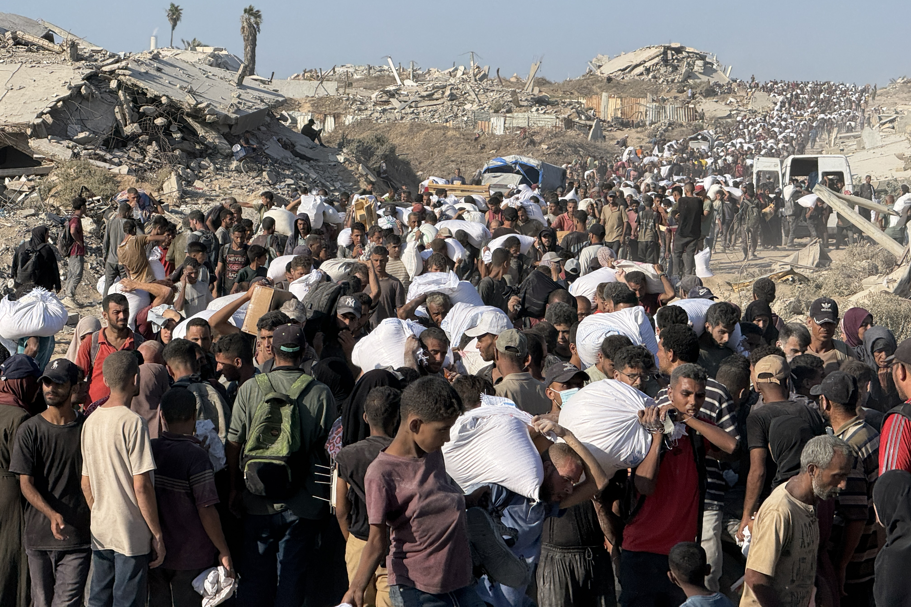 Palestinarrak laguntza humanitarioa jasotzeko gune batean gaur, Gaza iparraldean. AHMAD AWAD / EFE
