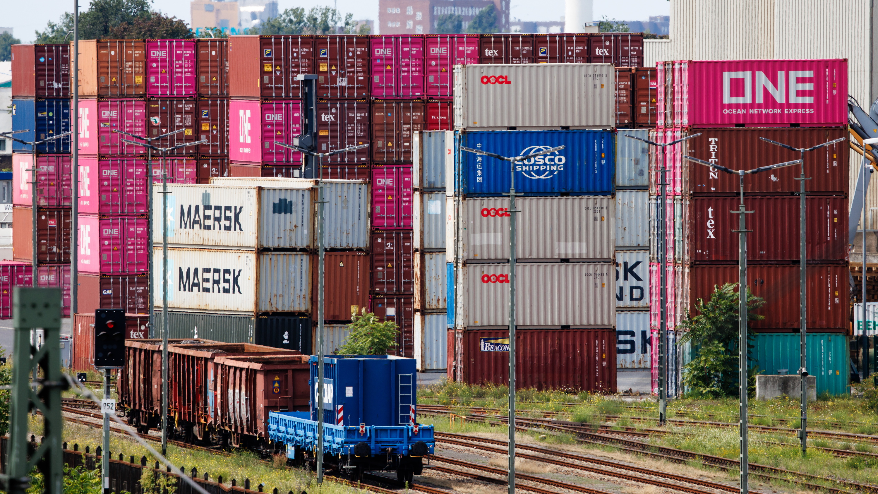 Edukiontziak Berlingo gune logistiko batean. CLEMENS BILAN / EFE