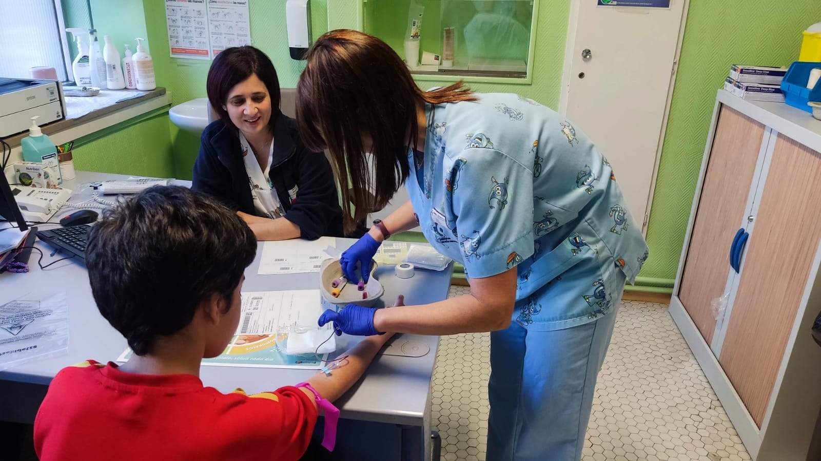 Gurutzetako Ospitaleko Endokrinologia Pediatrikoko langileak, ume bati proba egiten. IREKIA