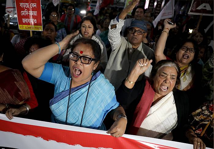 Manifestariak bortxaketen aurkako protesta batean, Indian. PIYAL ADHIKARY / EFE
