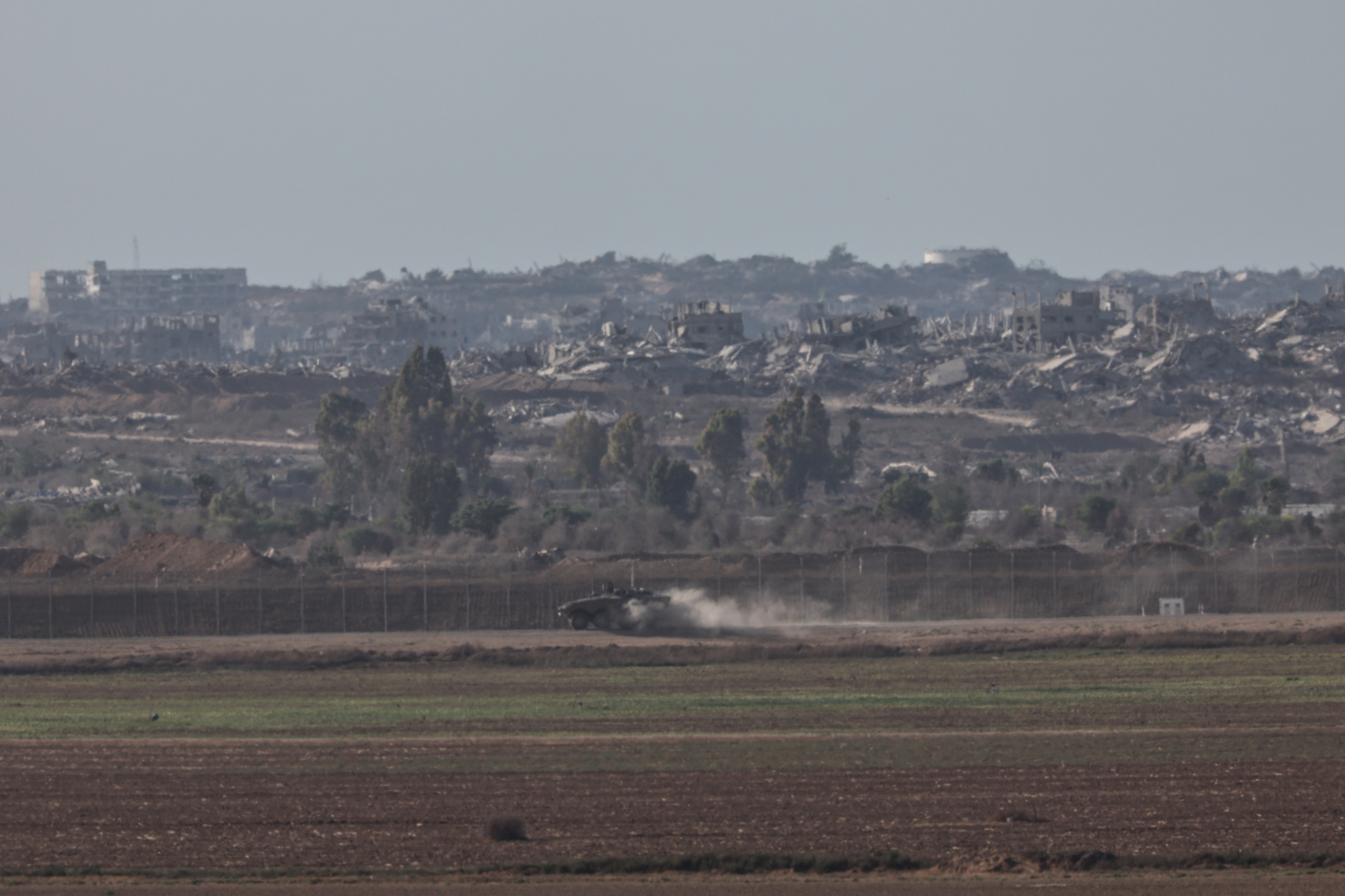 Israelgo armadako ibilgailu bat atzo, Gaza eta Israelen arteko mugan. ATEF SAFADI / EFE