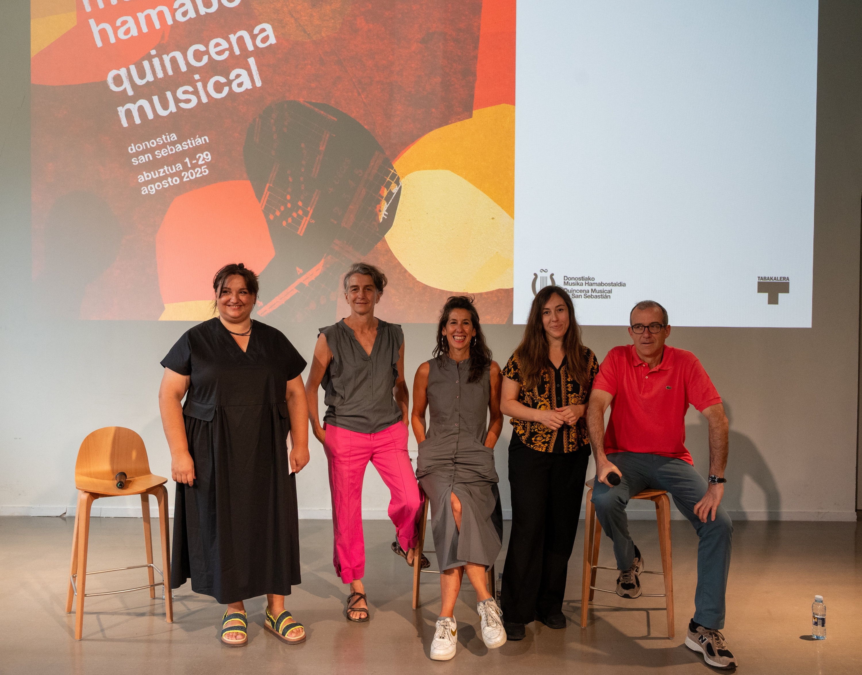 Clara Montero, Idoia Zabaleta, Olatz de Andres, Laida Aldaz eta Patrick Alfaya, gaur, Tabakaleran. GORKA RUBIO / FOKU
