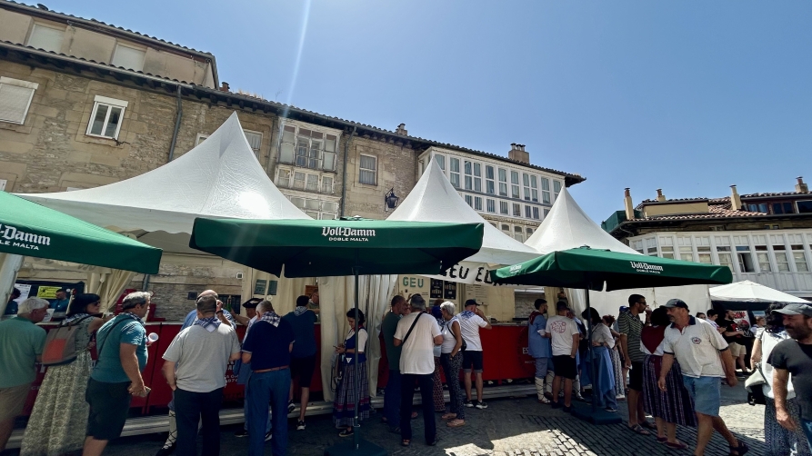 GEU txosna Aihotz plazan. BERRIA